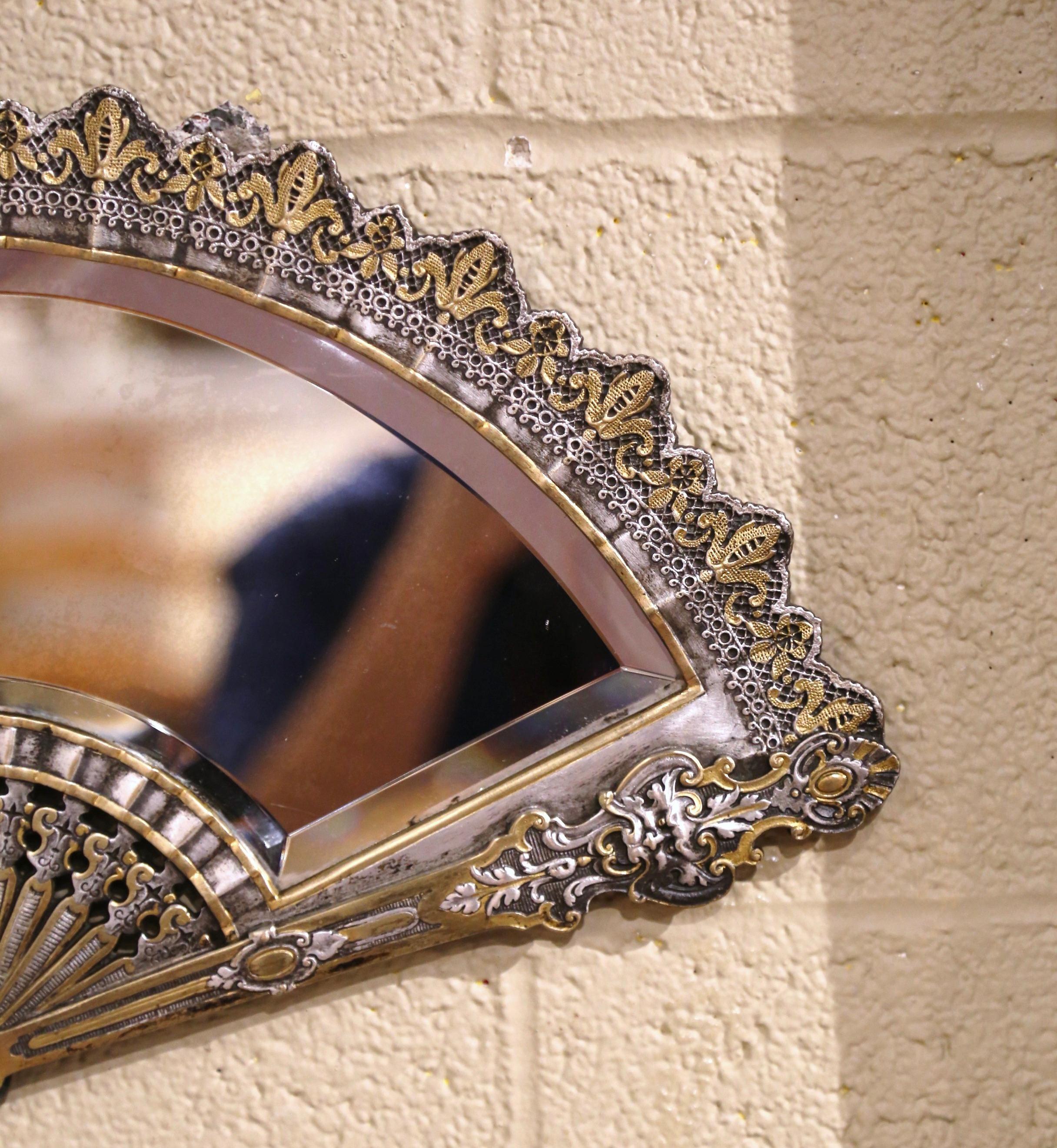 Français Miroir à éventail en bronze Napoléon III du 19ème siècle avec verre biseauté en vente