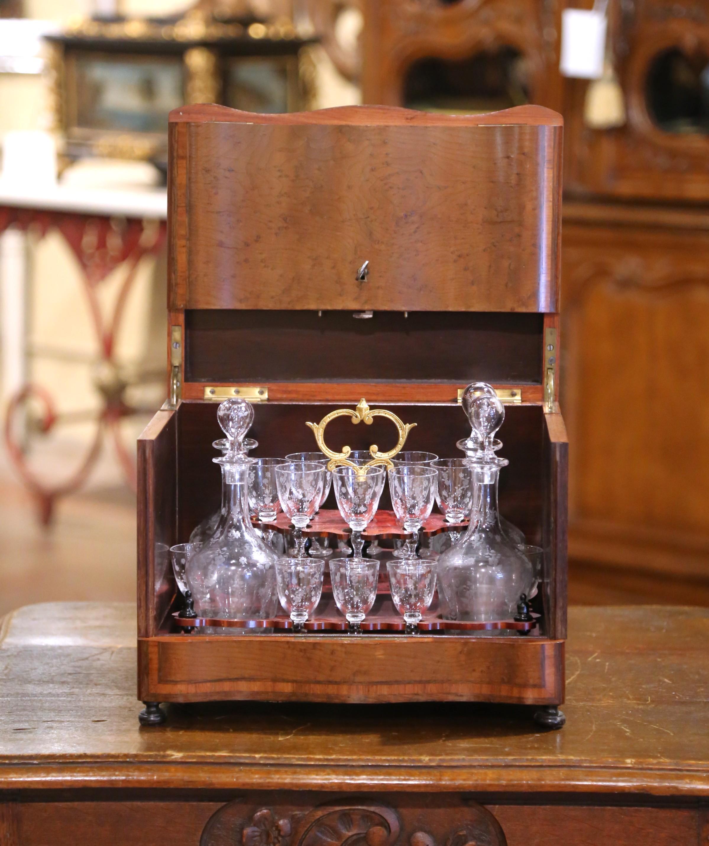 Créez un espace bar élégant avec cette Cave à Liqueur antique complète, un exemple raffiné de l'artisanat de l'époque Napoléon III. Fabriqué en France vers 1870, cet exquis ensemble de tantales comprend une boîte en forme de serpent, fabriquée en