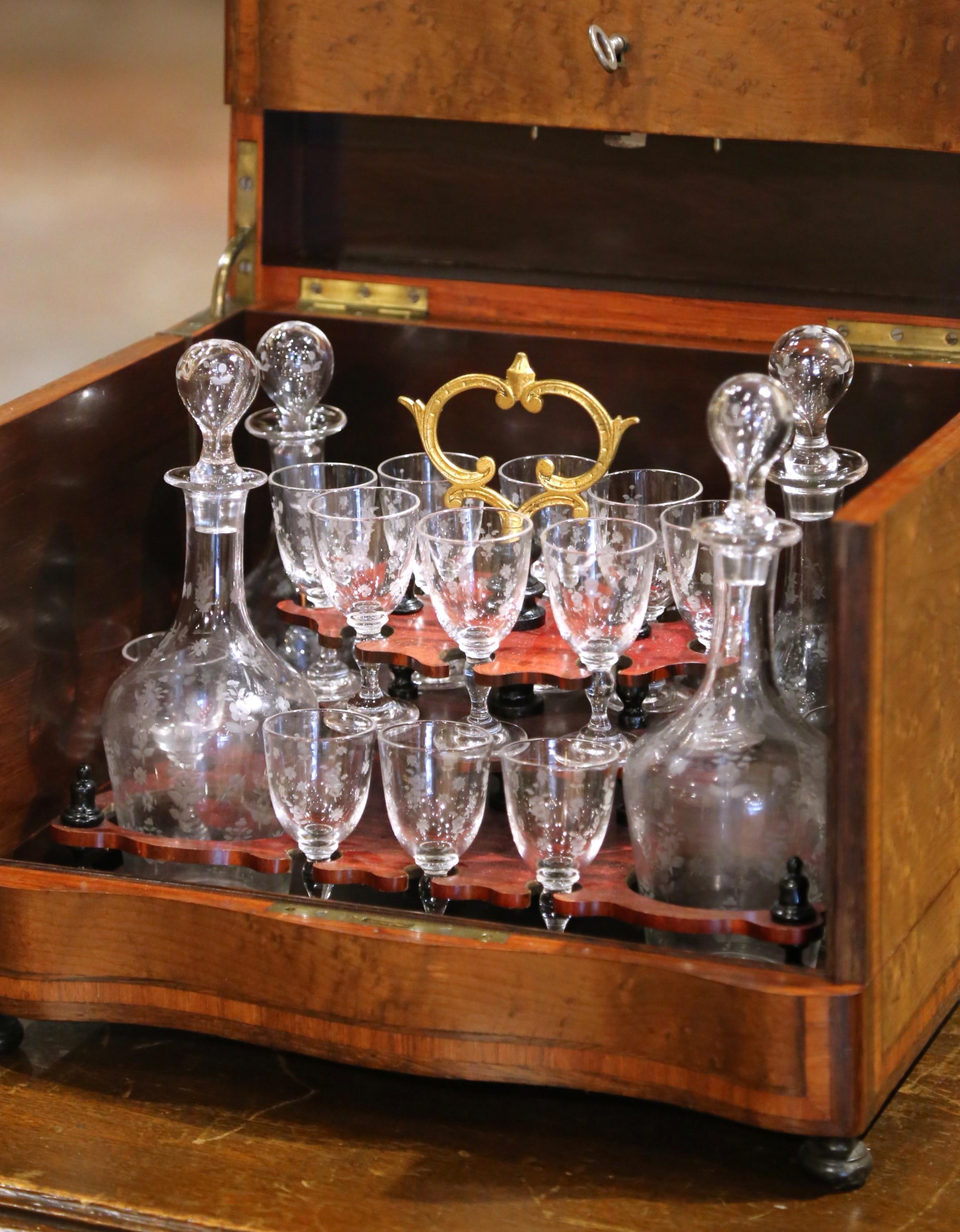 Français Cave à Liqueur complète en ronce de noyer incrustée Napoléon III du 19ème siècle en vente