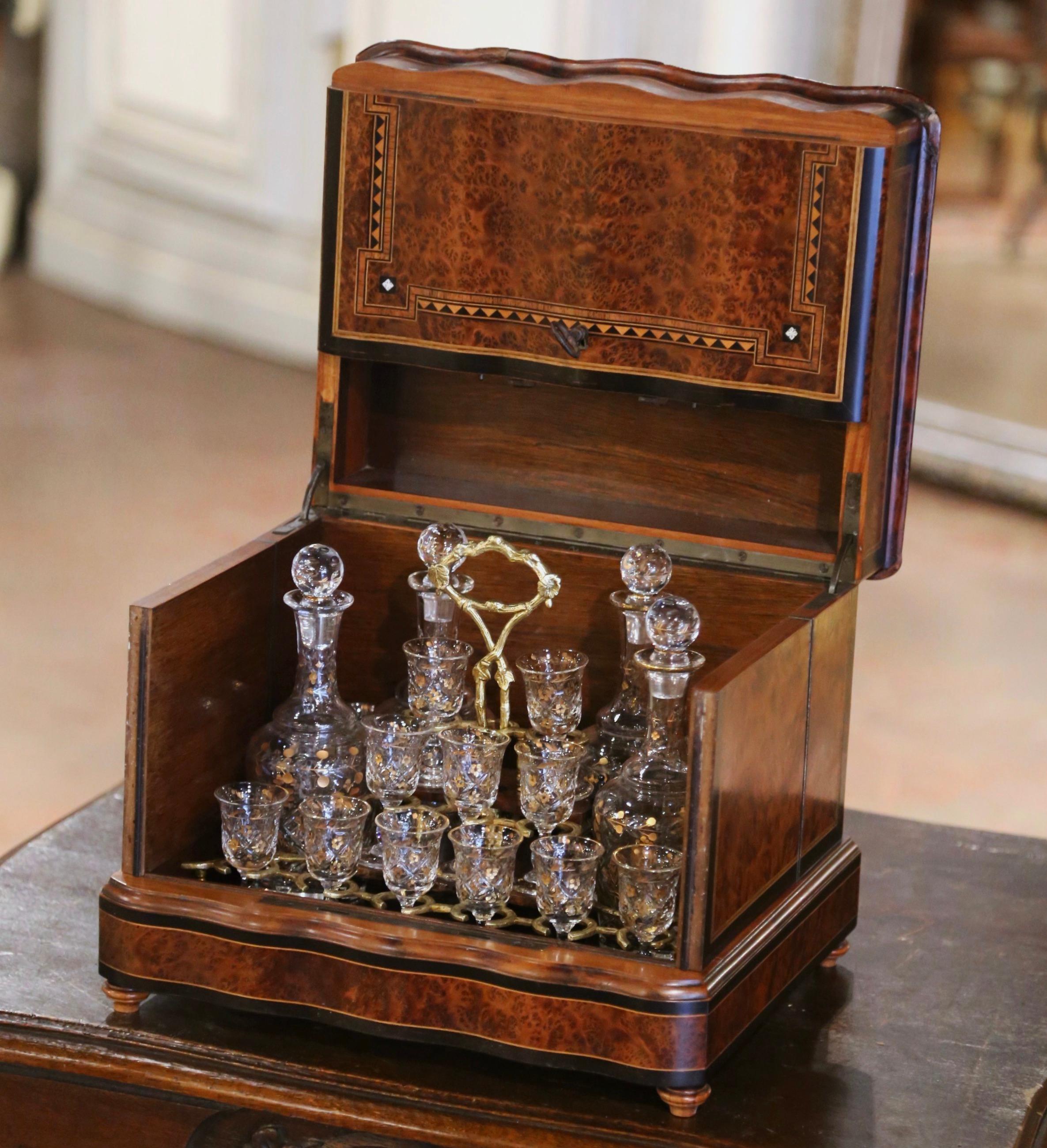 XIXe siècle Cave à Liqueur complète en ronce de noyer incrustée Napoléon III du 19ème siècle en vente