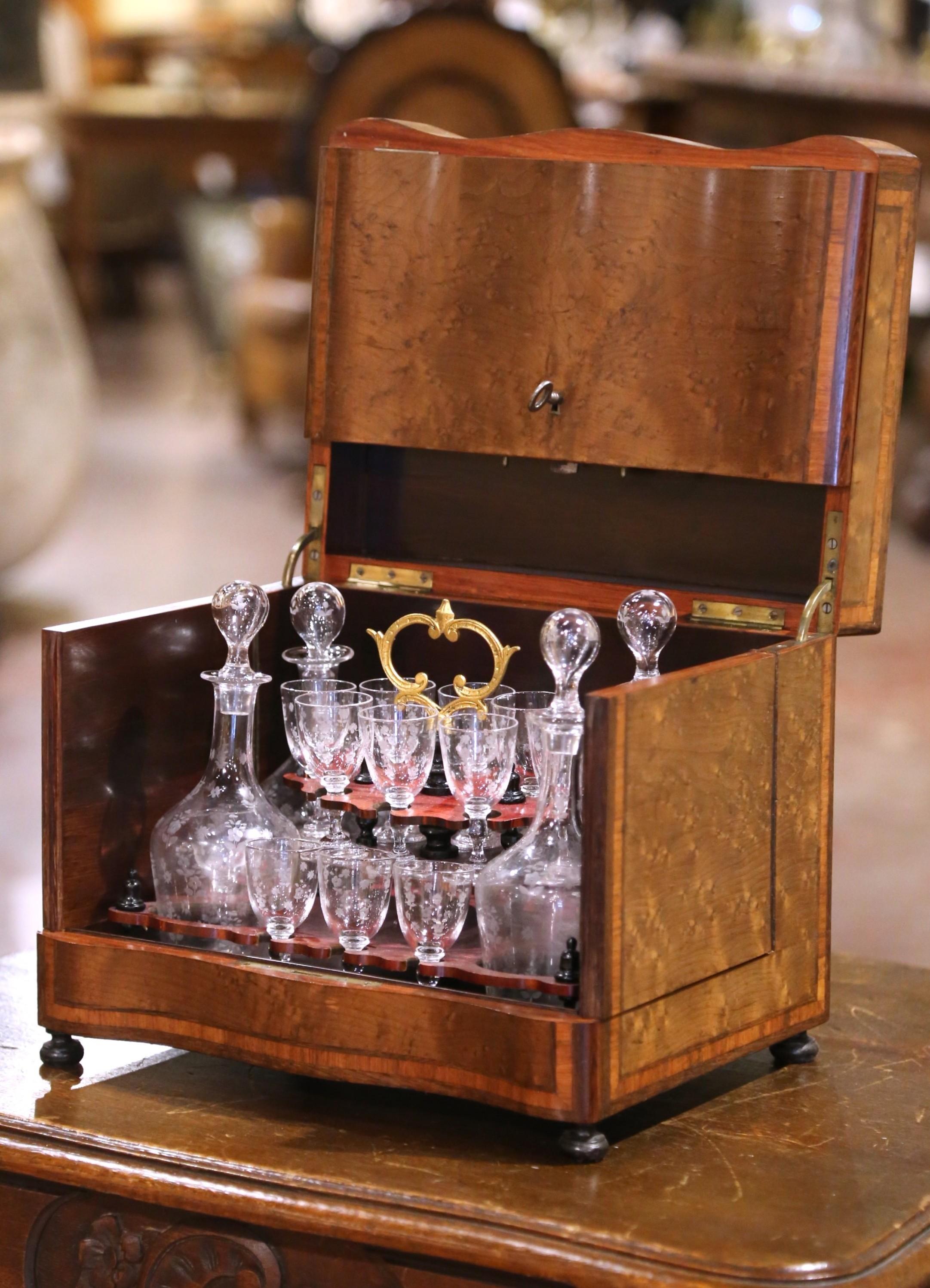 XIXe siècle Cave à Liqueur complète en ronce de noyer incrustée Napoléon III du 19ème siècle en vente