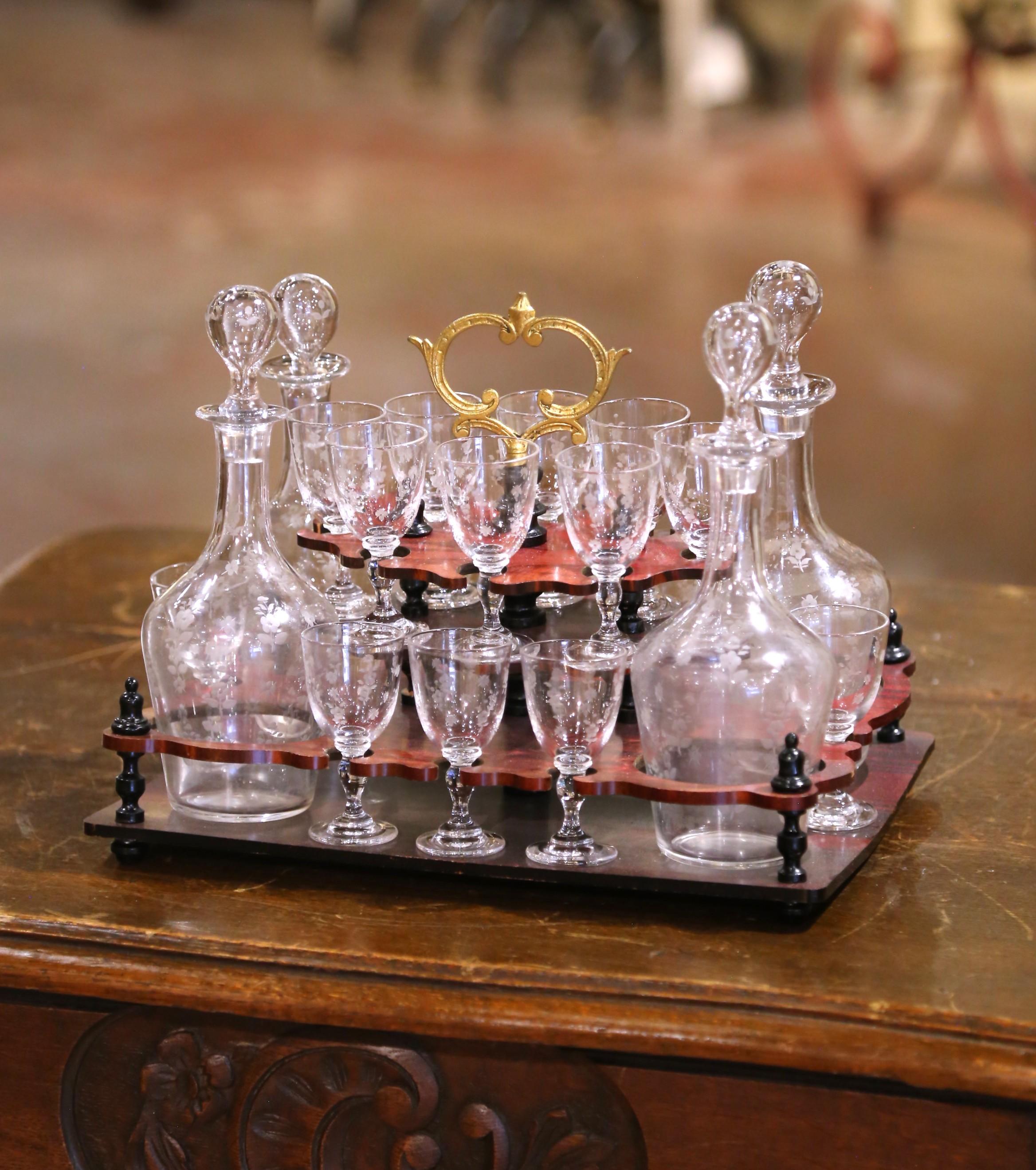 Verre taillé Cave à Liqueur complète en ronce de noyer incrustée Napoléon III du 19ème siècle en vente