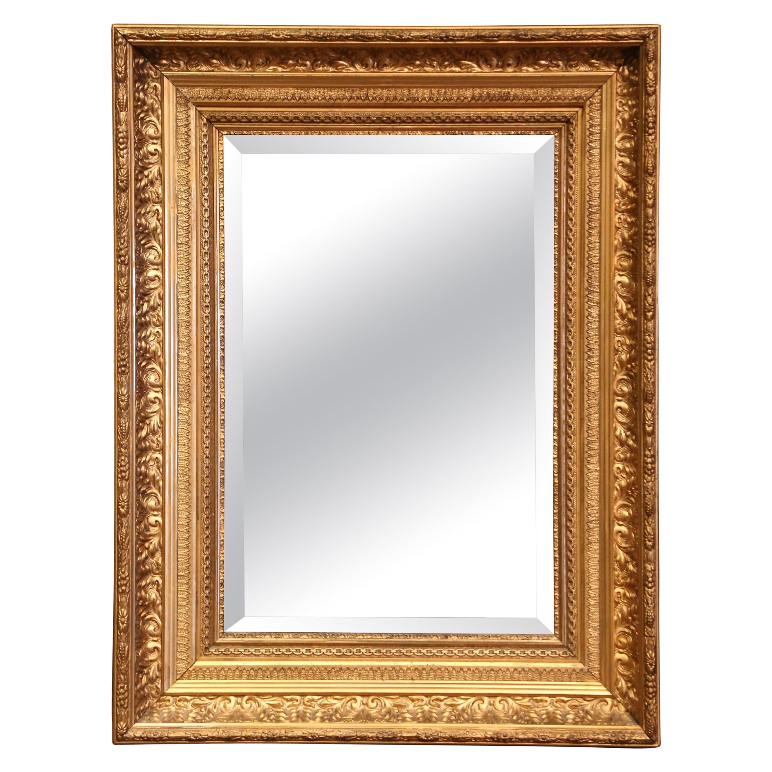 Specchio da parete francese Napoleone III del XIX secolo in legno dorato intagliato e vetro smussato