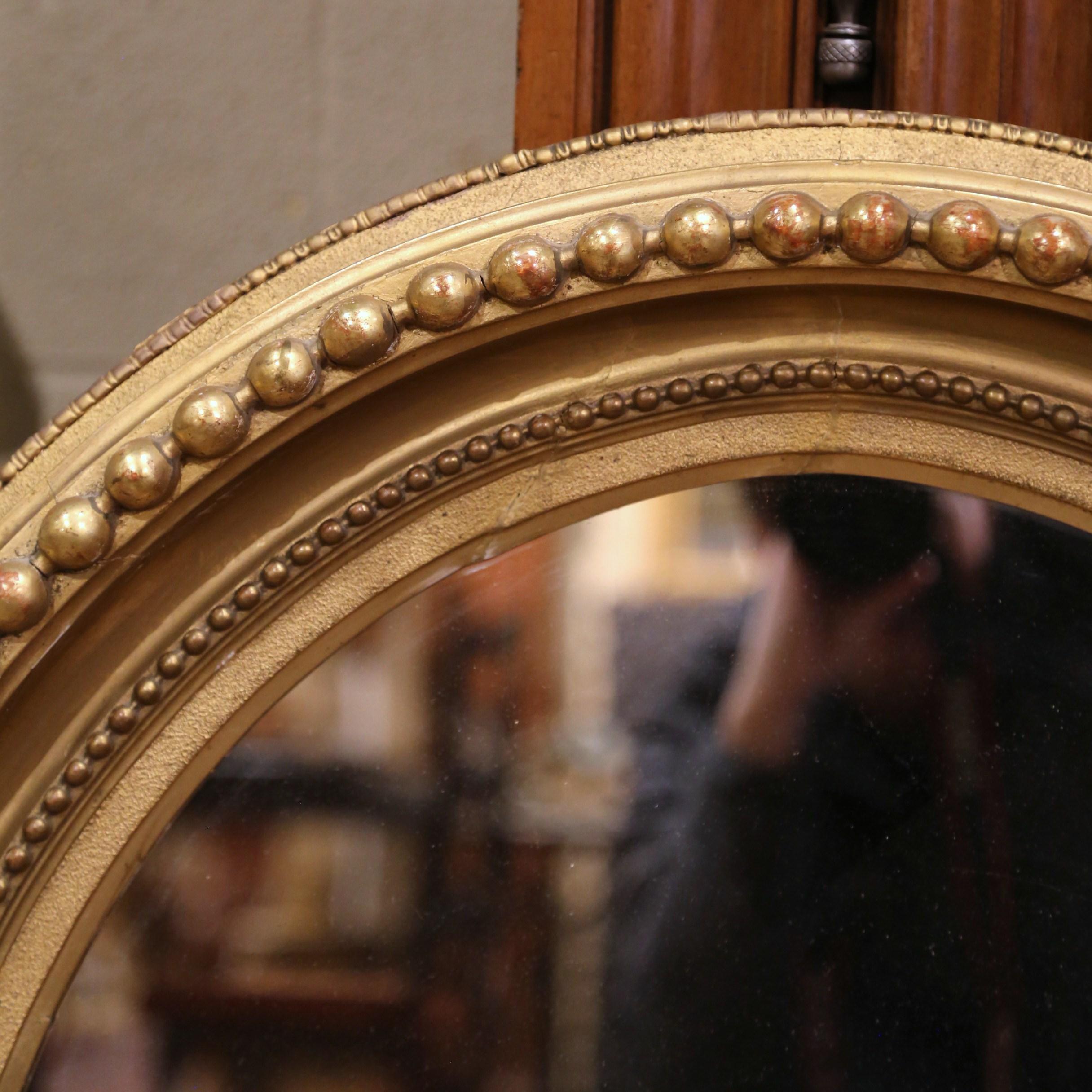 Verre mercuré Miroir mural ovale en bois doré sculpté Napoléon III, France, 19e siècle  en vente