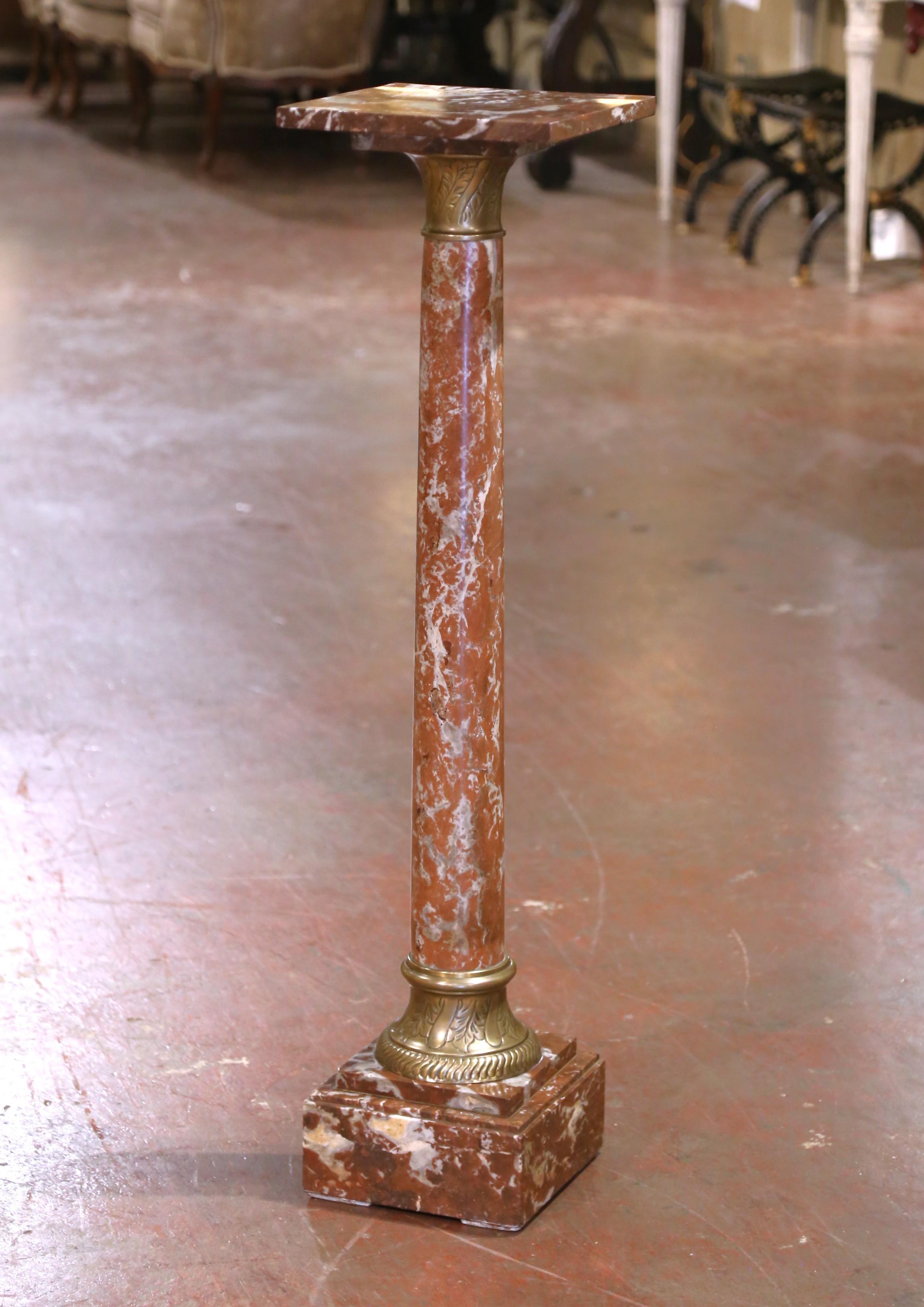 
Eleganza per i tuoi interni con questa elegante colonna con piedistallo antica. Realizzato in Francia intorno al 1880, il maestoso stand è composto da marmo rouge griotte riccamente venato nei toni del bordeaux profondo con venature bianche, che