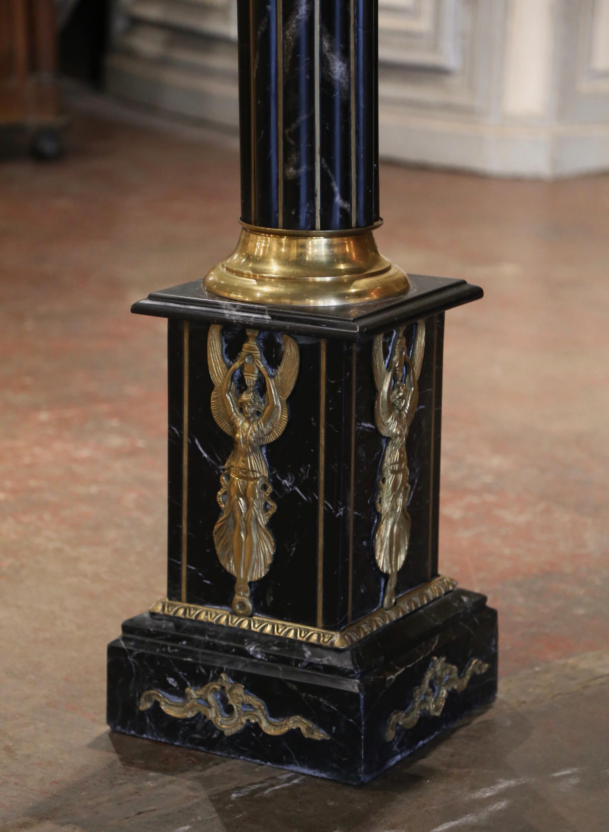 Intagliato a mano Tavolo con piedistallo Selette in marmo e bronzo intagliato Napoleone III del XIX secolo in vendita