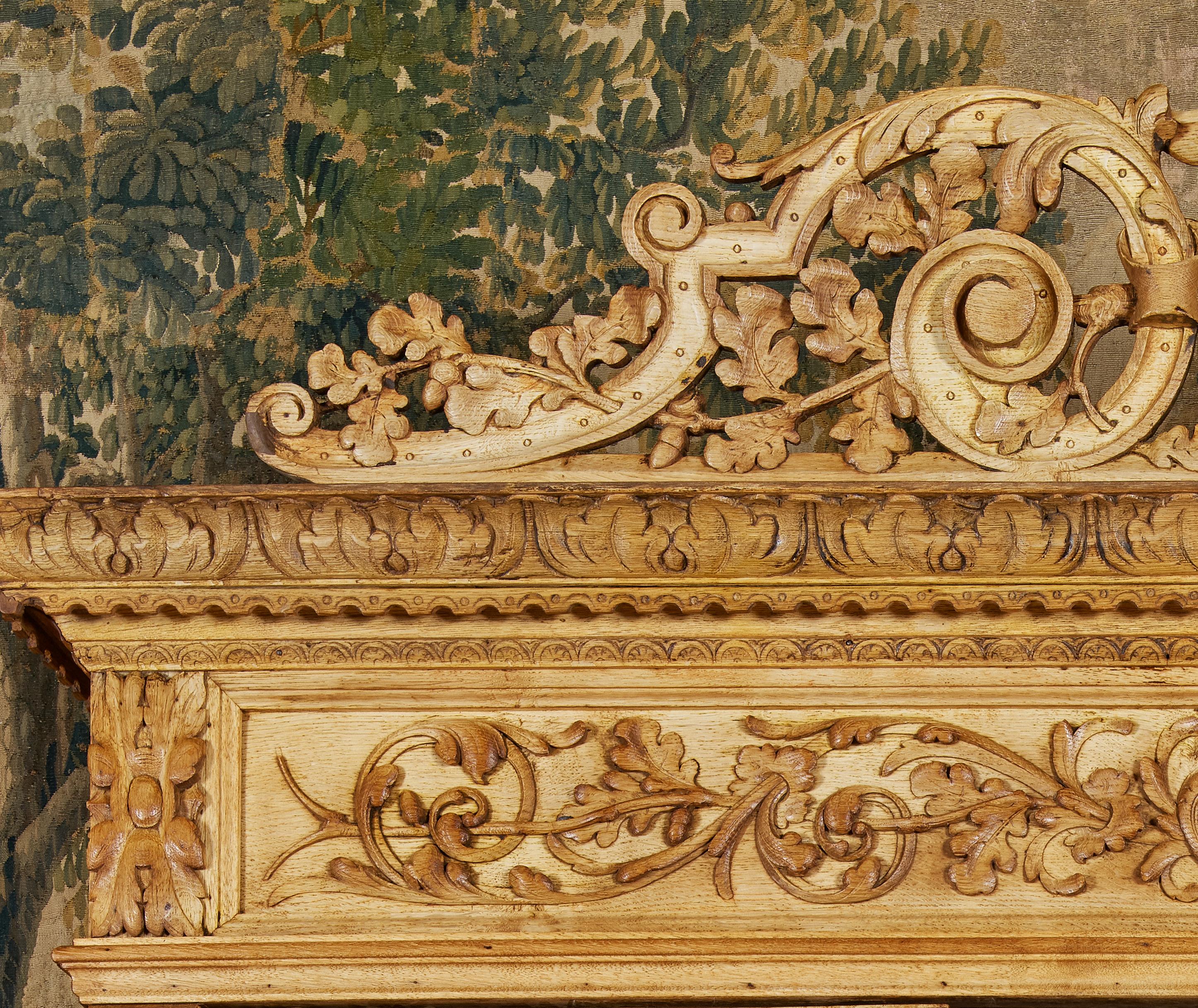 Bibliothèque à représentations de chasse à trois portes en chêne sculpté Napoléon III du XIXe siècle, française en vente 3