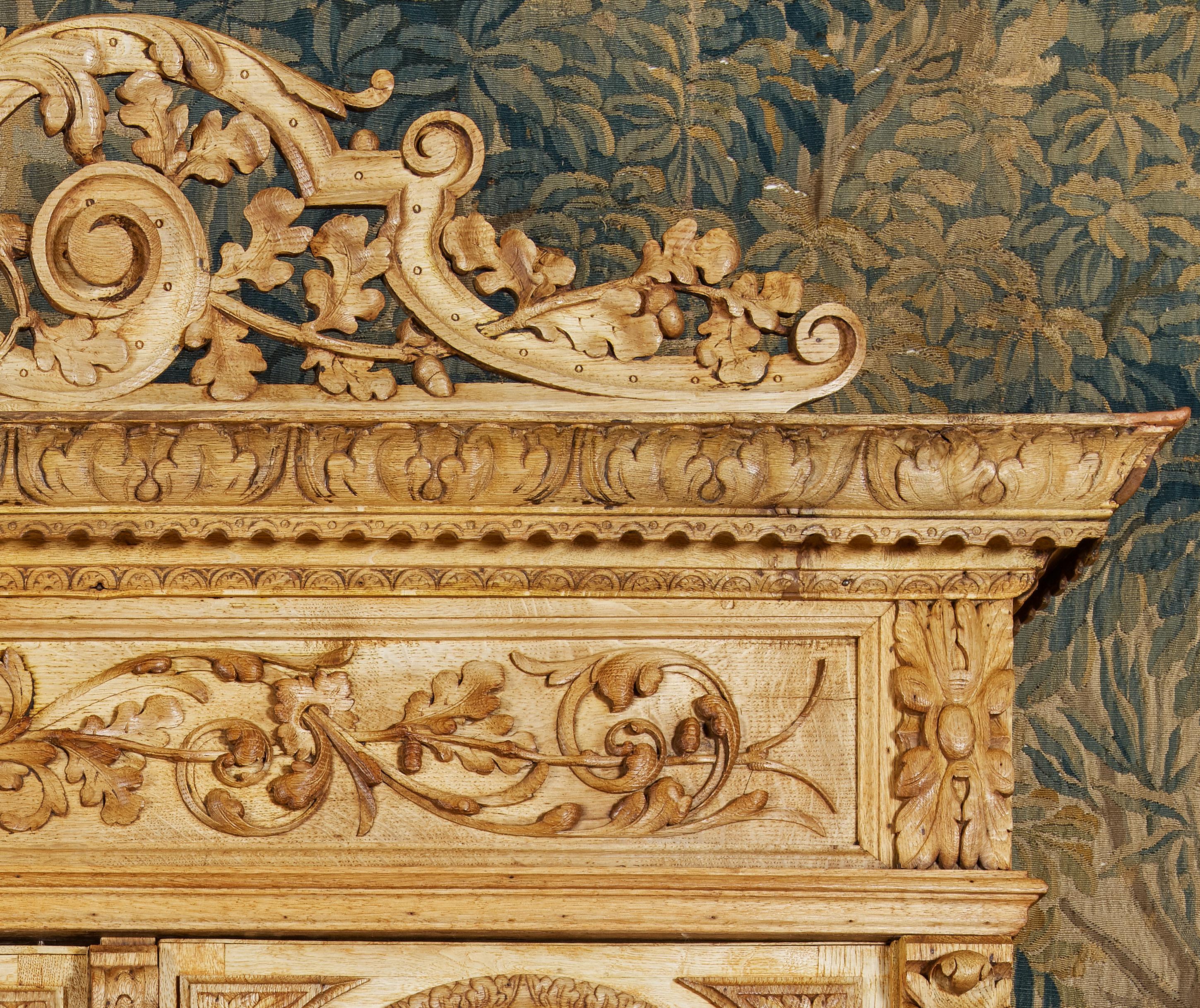 Bibliothèque à représentations de chasse à trois portes en chêne sculpté Napoléon III du XIXe siècle, française en vente 4