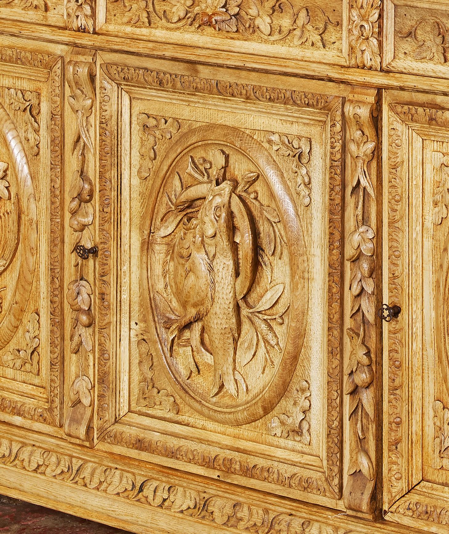 Bibliothèque à représentations de chasse à trois portes en chêne sculpté Napoléon III du XIXe siècle, française en vente 6