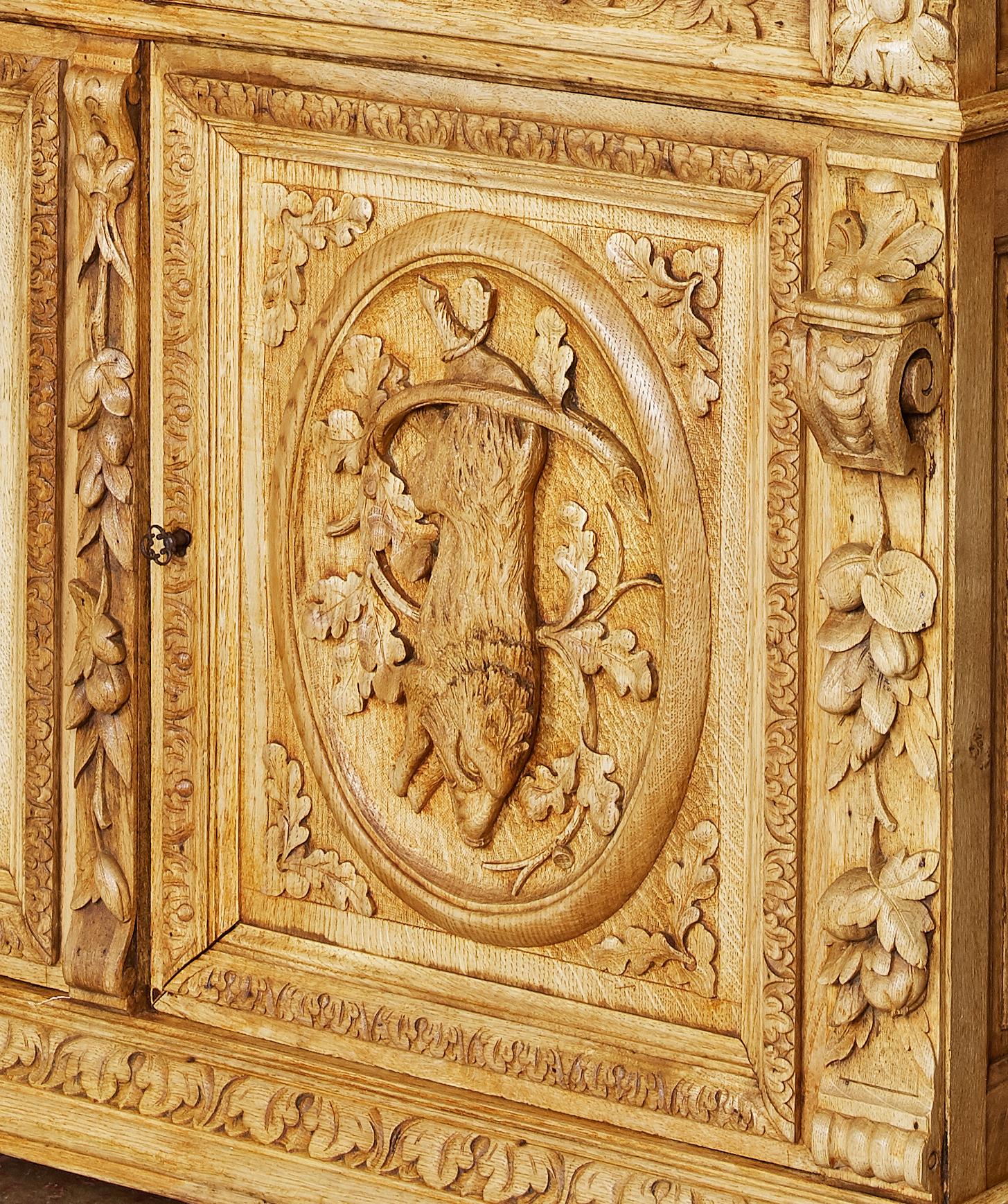 Bibliothèque à représentations de chasse à trois portes en chêne sculpté Napoléon III du XIXe siècle, française en vente 7