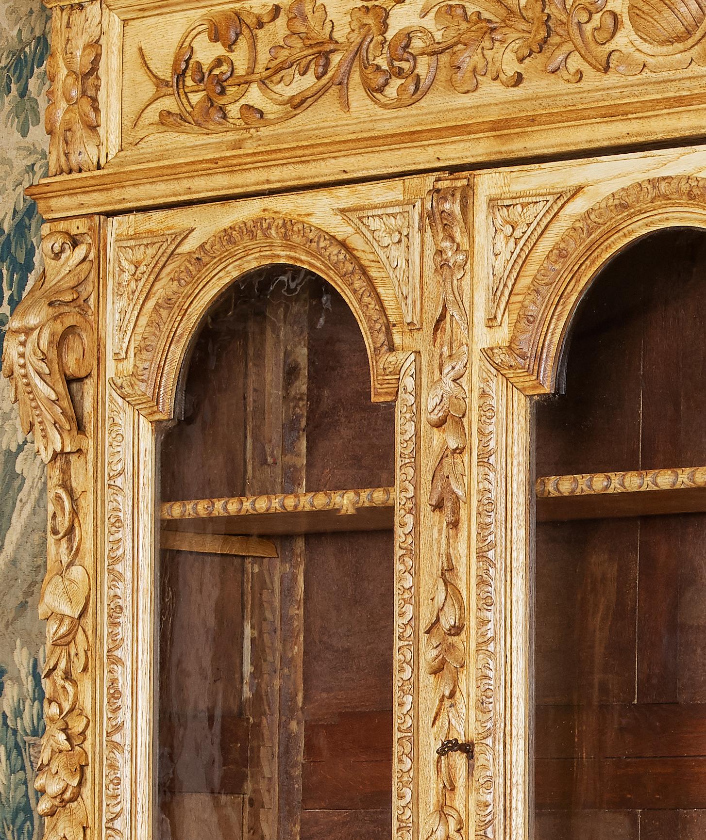 Bibliothèque à représentations de chasse à trois portes en chêne sculpté Napoléon III du XIXe siècle, française en vente 10