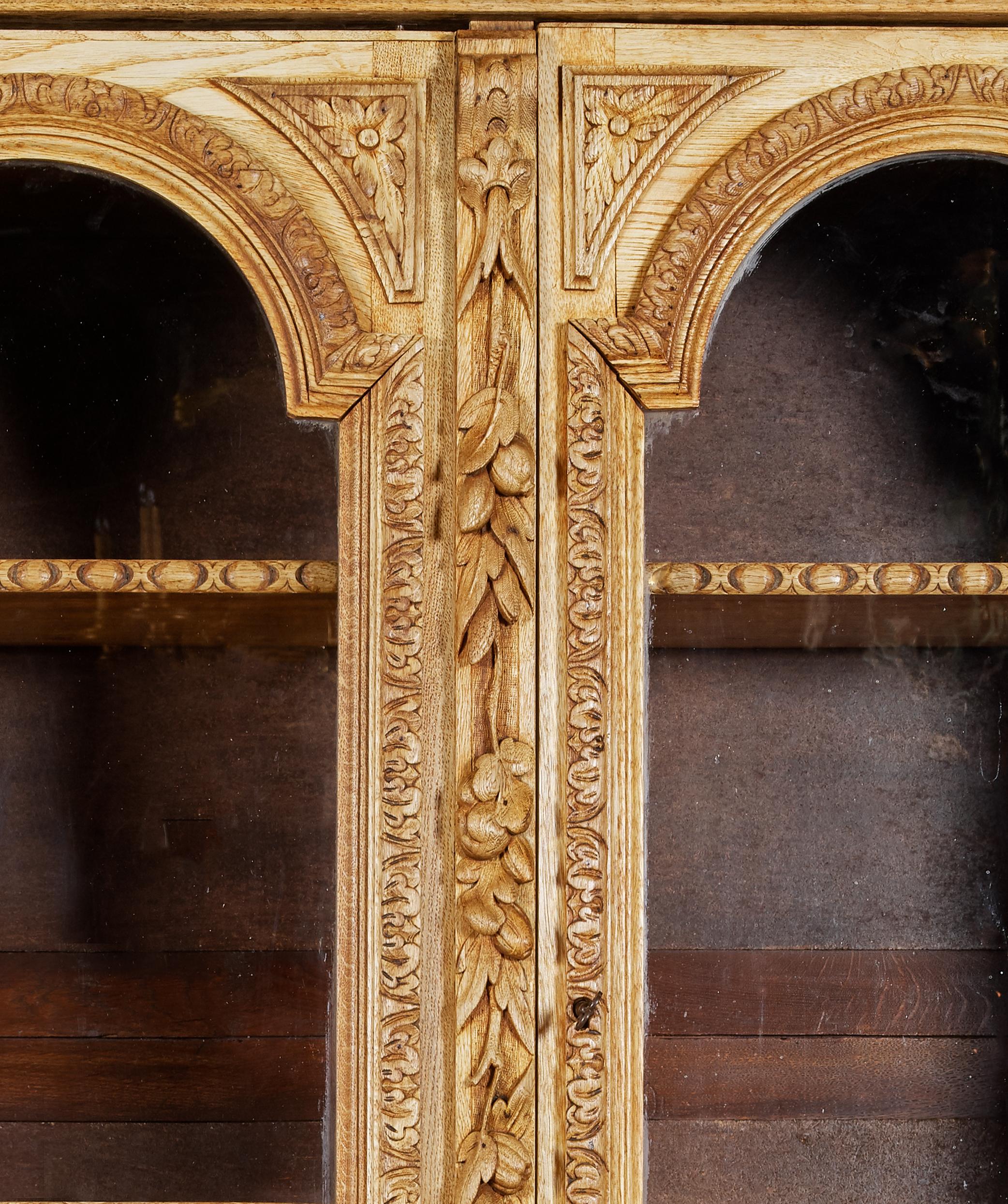 Bibliothèque à représentations de chasse à trois portes en chêne sculpté Napoléon III du XIXe siècle, française en vente 11
