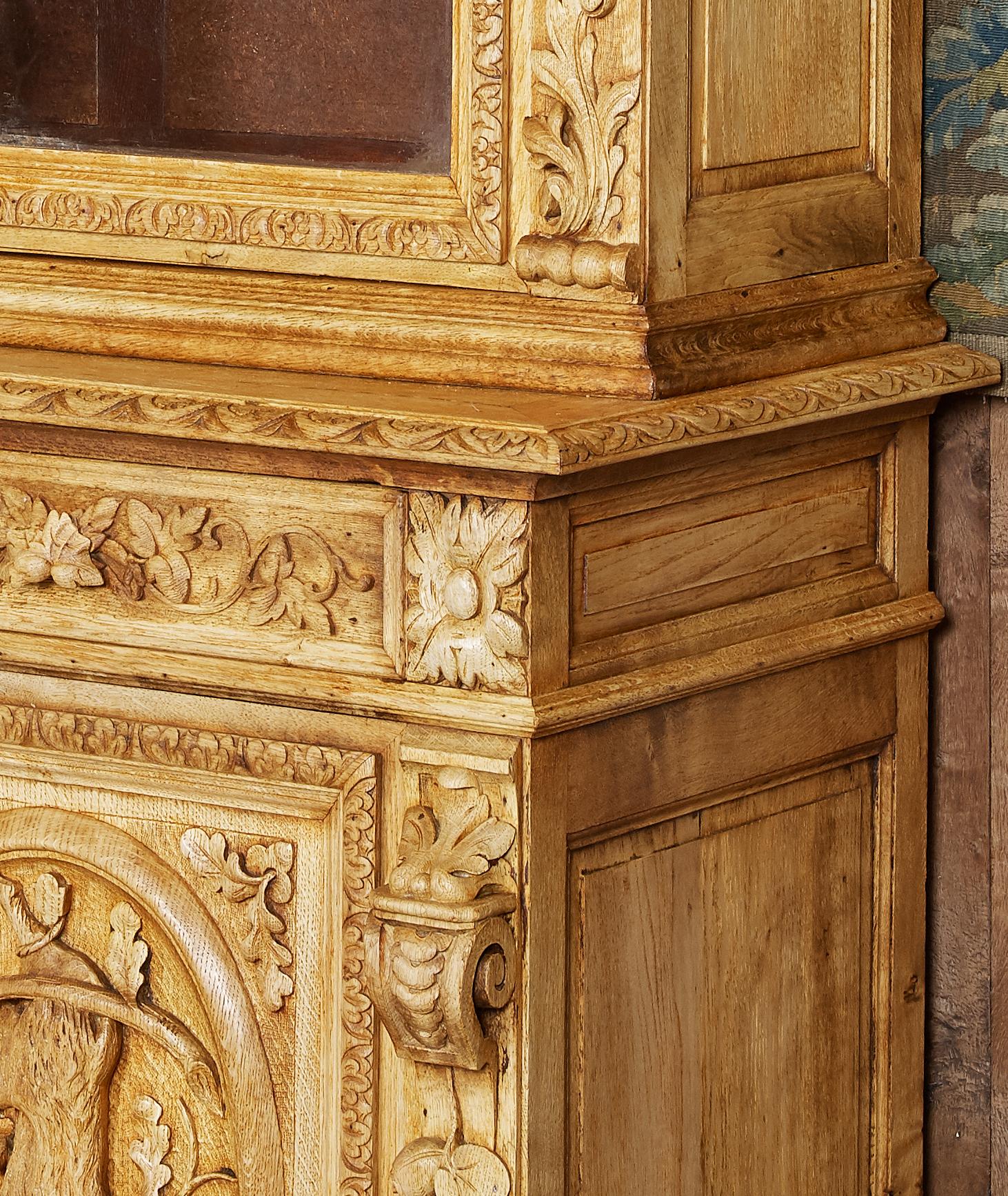 Bibliothèque à représentations de chasse à trois portes en chêne sculpté Napoléon III du XIXe siècle, française en vente 12