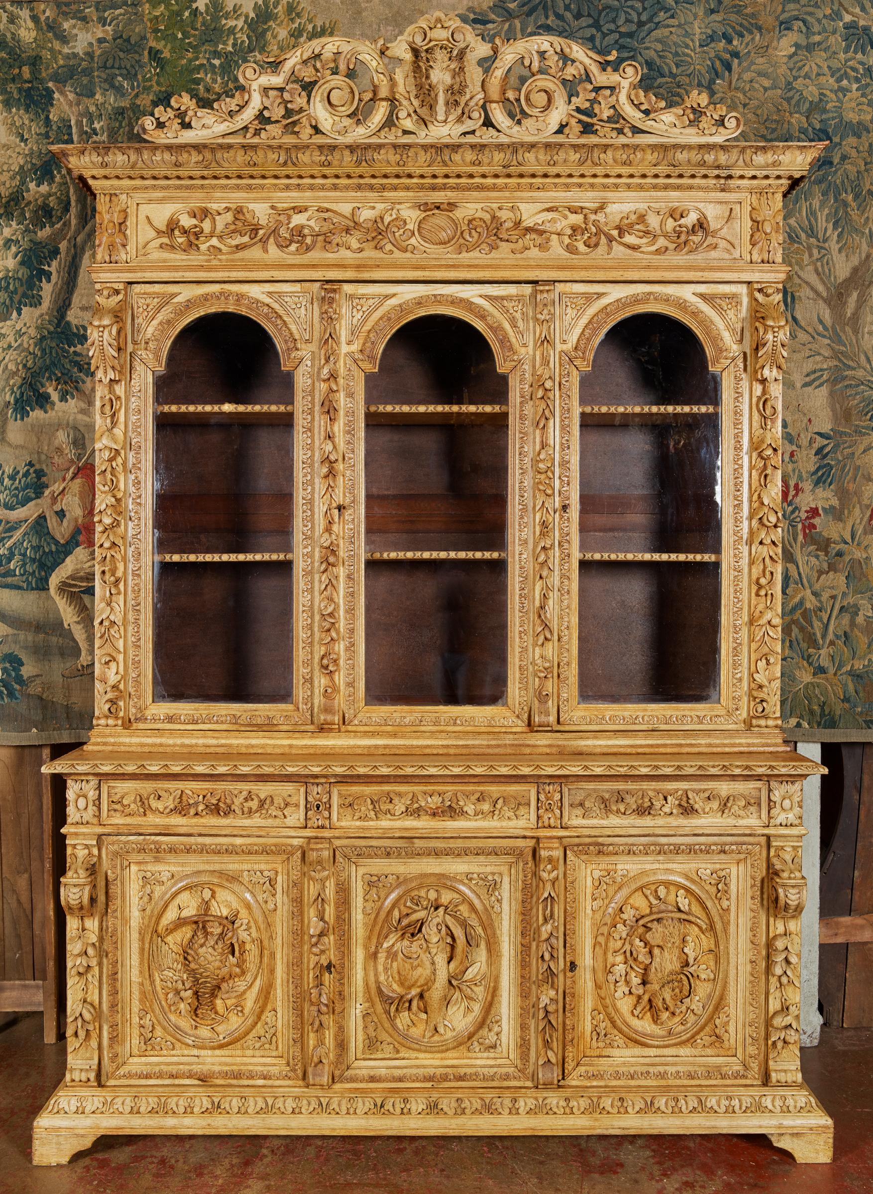 Dreitüriger Bücherregalschrank aus geschnitzter Eiche mit Jagdmotiv, Französisch Napoleon III., 19. Jahrhundert (Handgeschnitzt) im Angebot