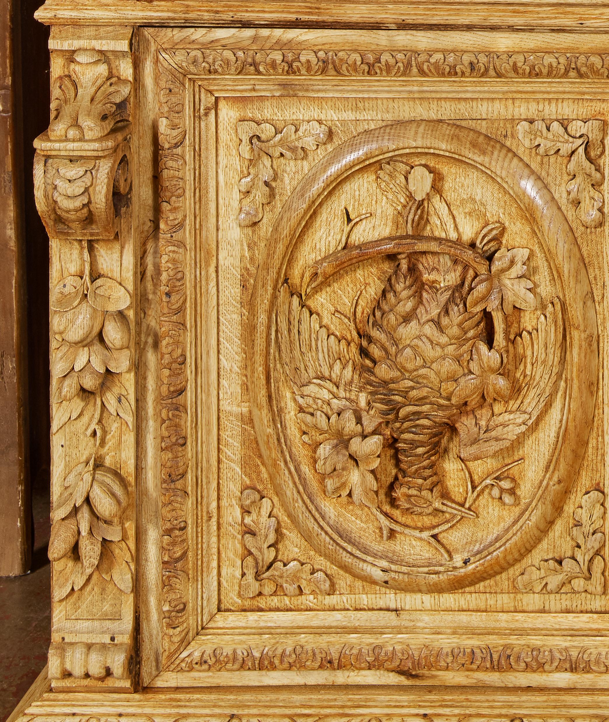 Français Bibliothèque à représentations de chasse à trois portes en chêne sculpté Napoléon III du XIXe siècle, française en vente