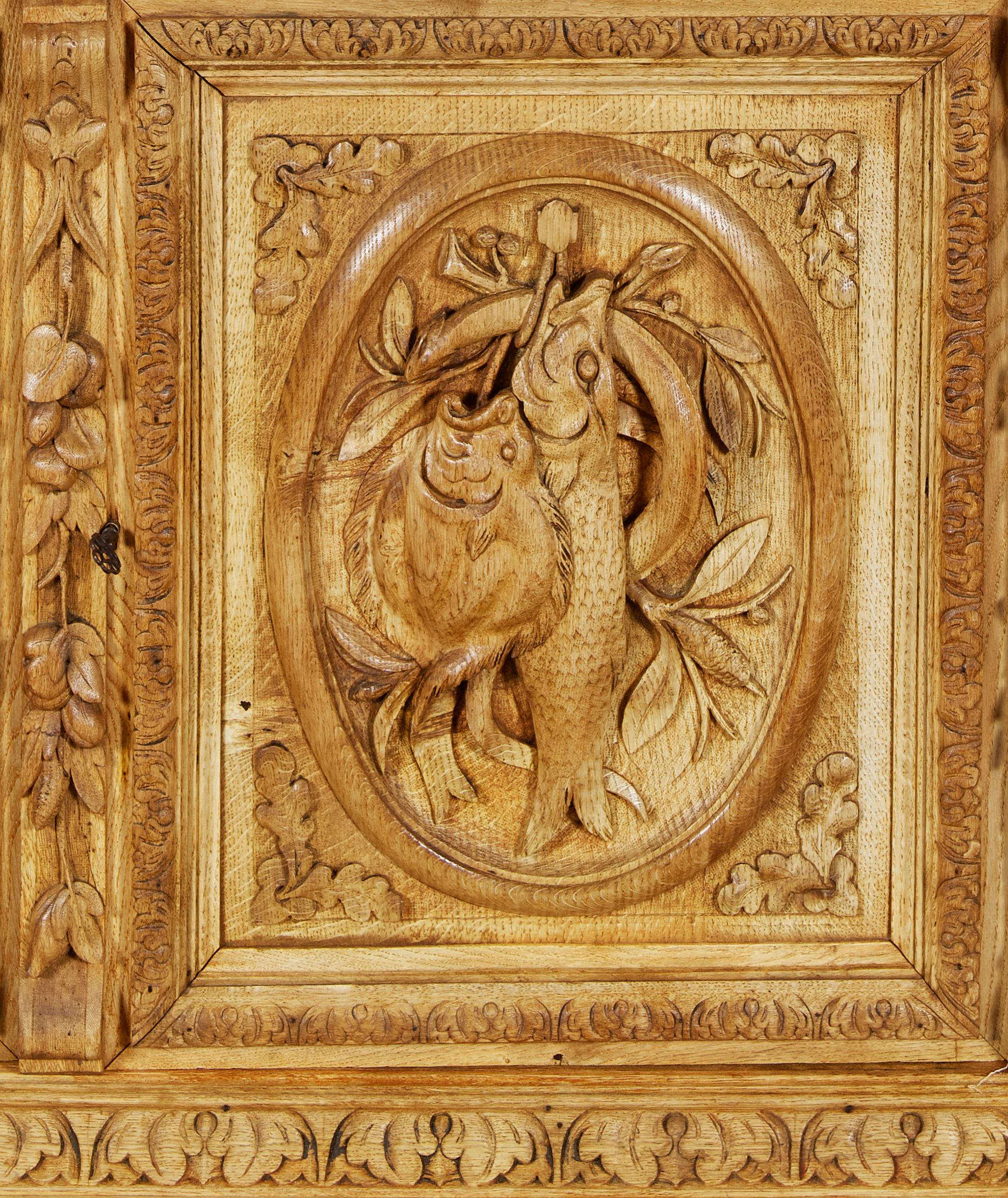 Sculpté à la main Bibliothèque à représentations de chasse à trois portes en chêne sculpté Napoléon III du XIXe siècle, française en vente