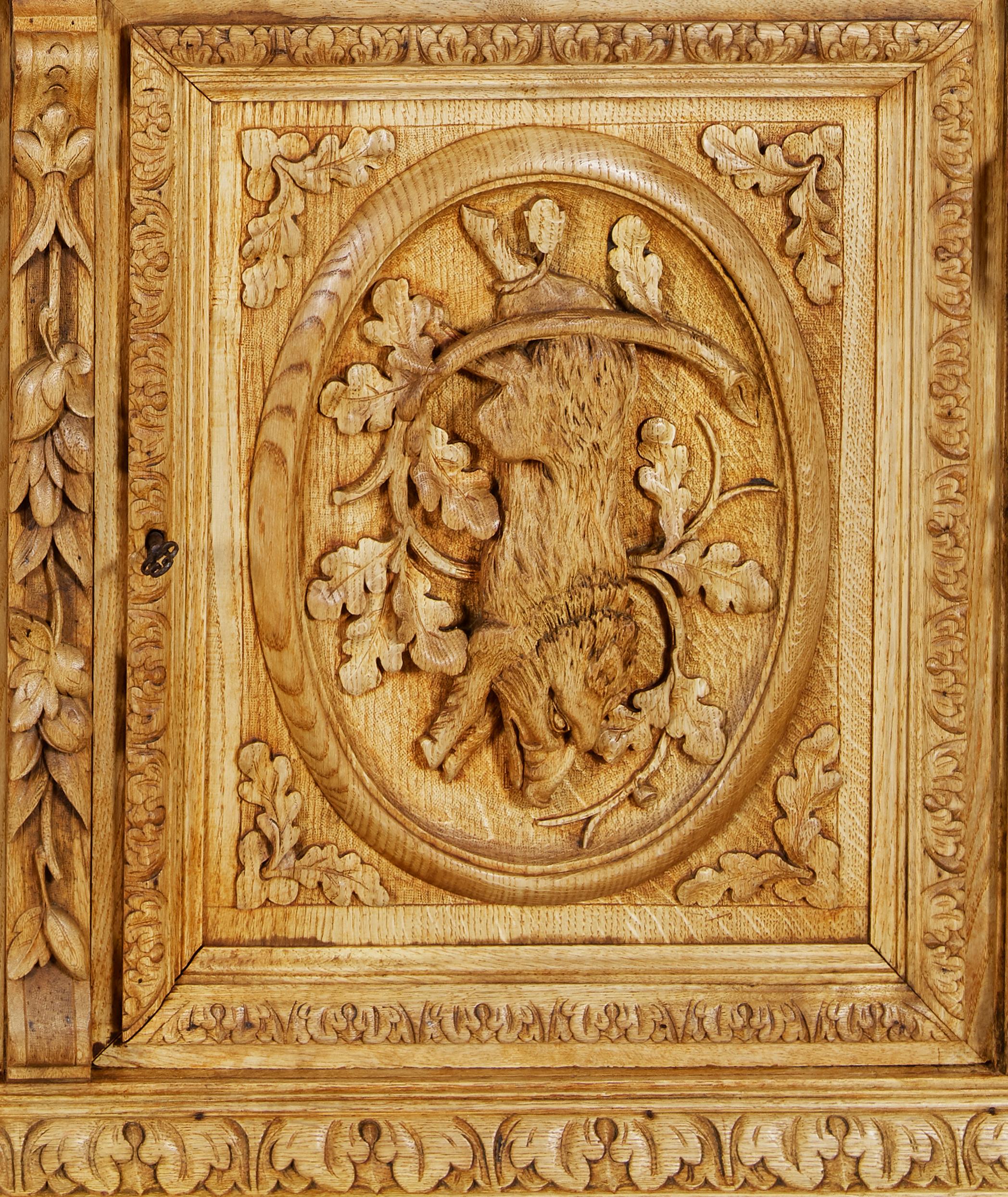 Bibliothèque à représentations de chasse à trois portes en chêne sculpté Napoléon III du XIXe siècle, française Excellent état - En vente à Dallas, TX
