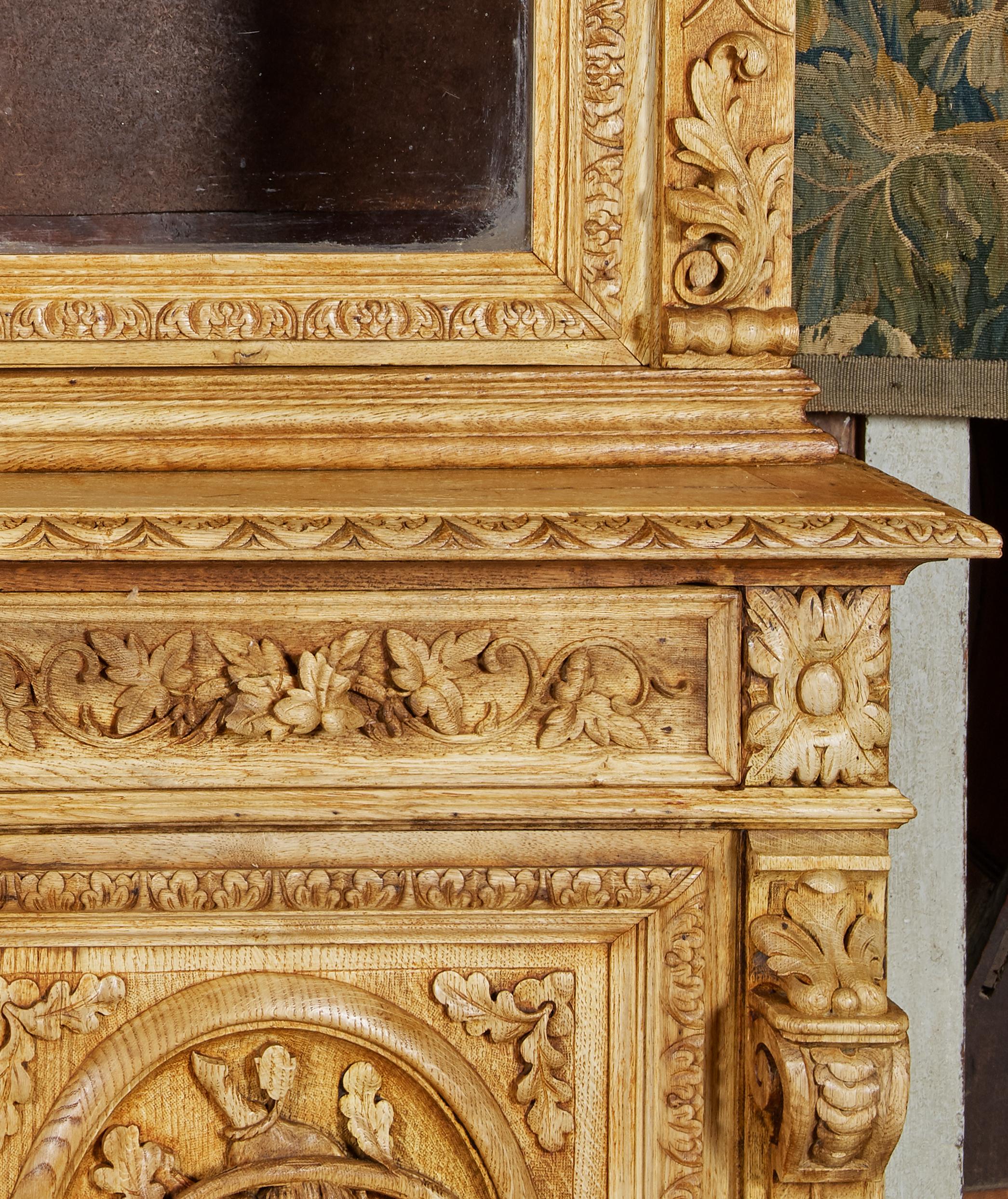 Verre Bibliothèque à représentations de chasse à trois portes en chêne sculpté Napoléon III du XIXe siècle, française en vente
