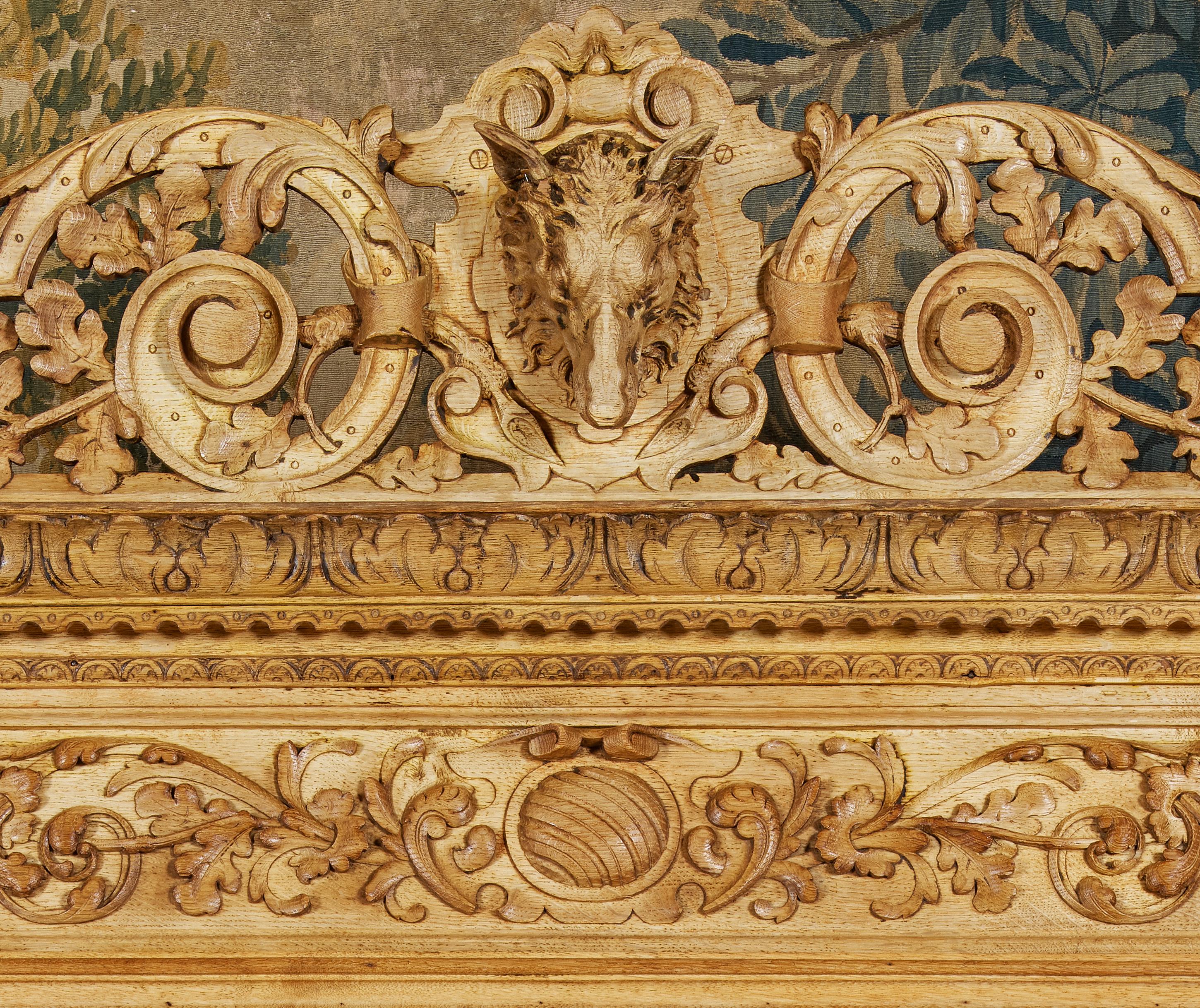 Dreitüriger Bücherregalschrank aus geschnitzter Eiche mit Jagdmotiv, Französisch Napoleon III., 19. Jahrhundert im Angebot 3