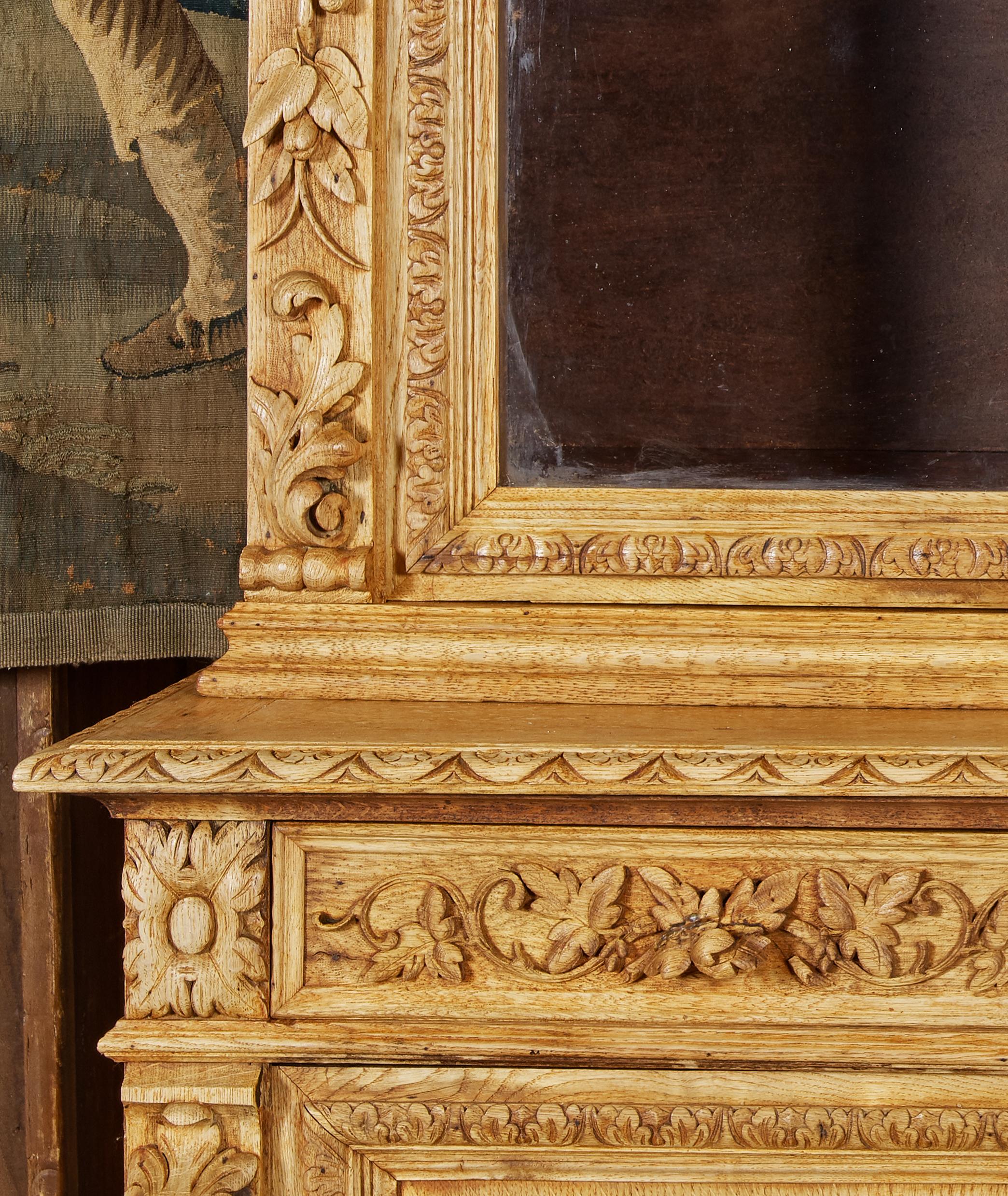Dreitüriger Bücherregalschrank aus geschnitzter Eiche mit Jagdmotiv, Französisch Napoleon III., 19. Jahrhundert im Angebot 4