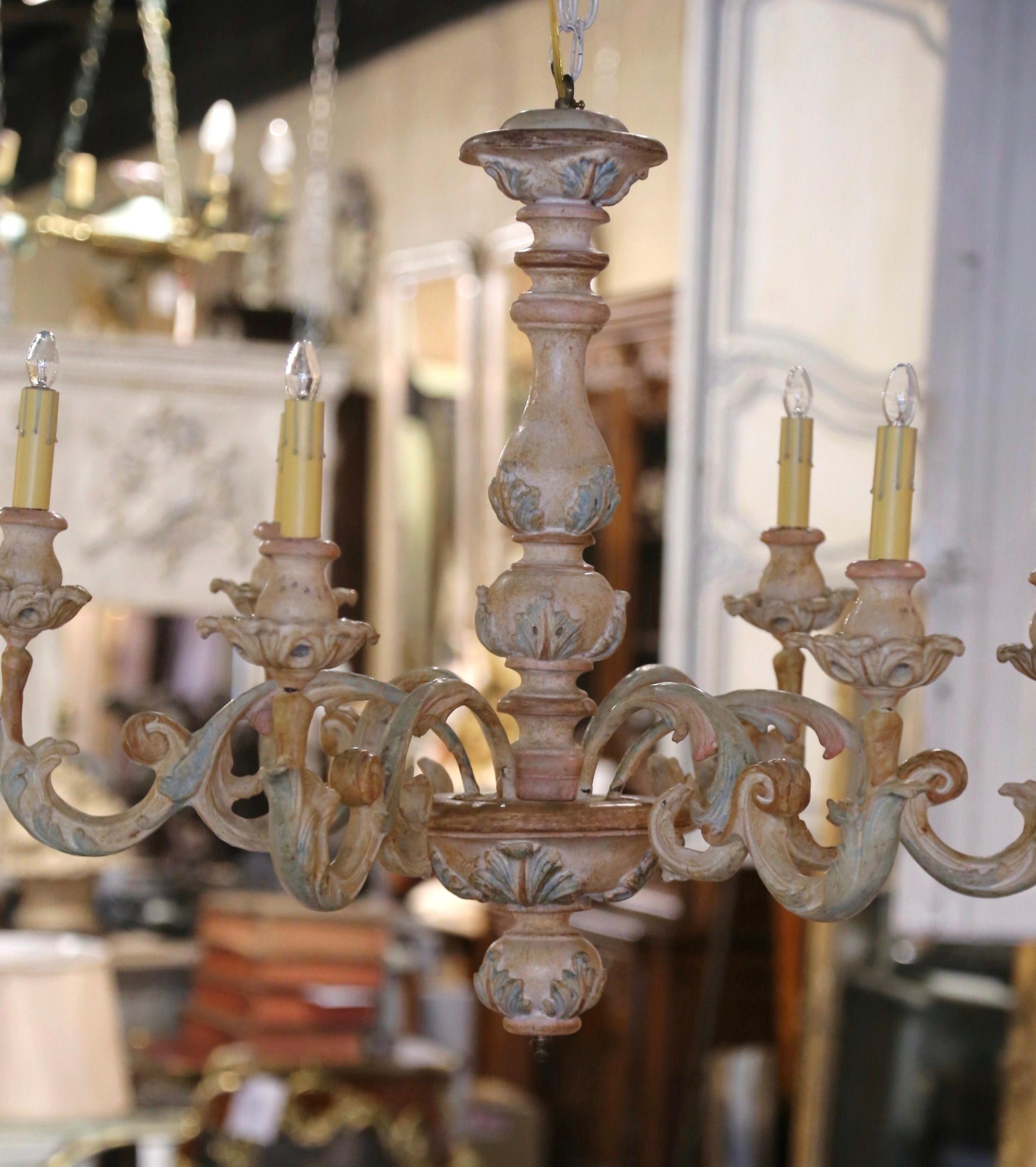 Decora la tua sala da pranzo o il tuo studio con questo squisito lampadario in legno antico intagliato, realizzato in Francia intorno al 1880. Questa elegante lampada presenta un design splendidamente arrotondato con cinque bracci uniformemente