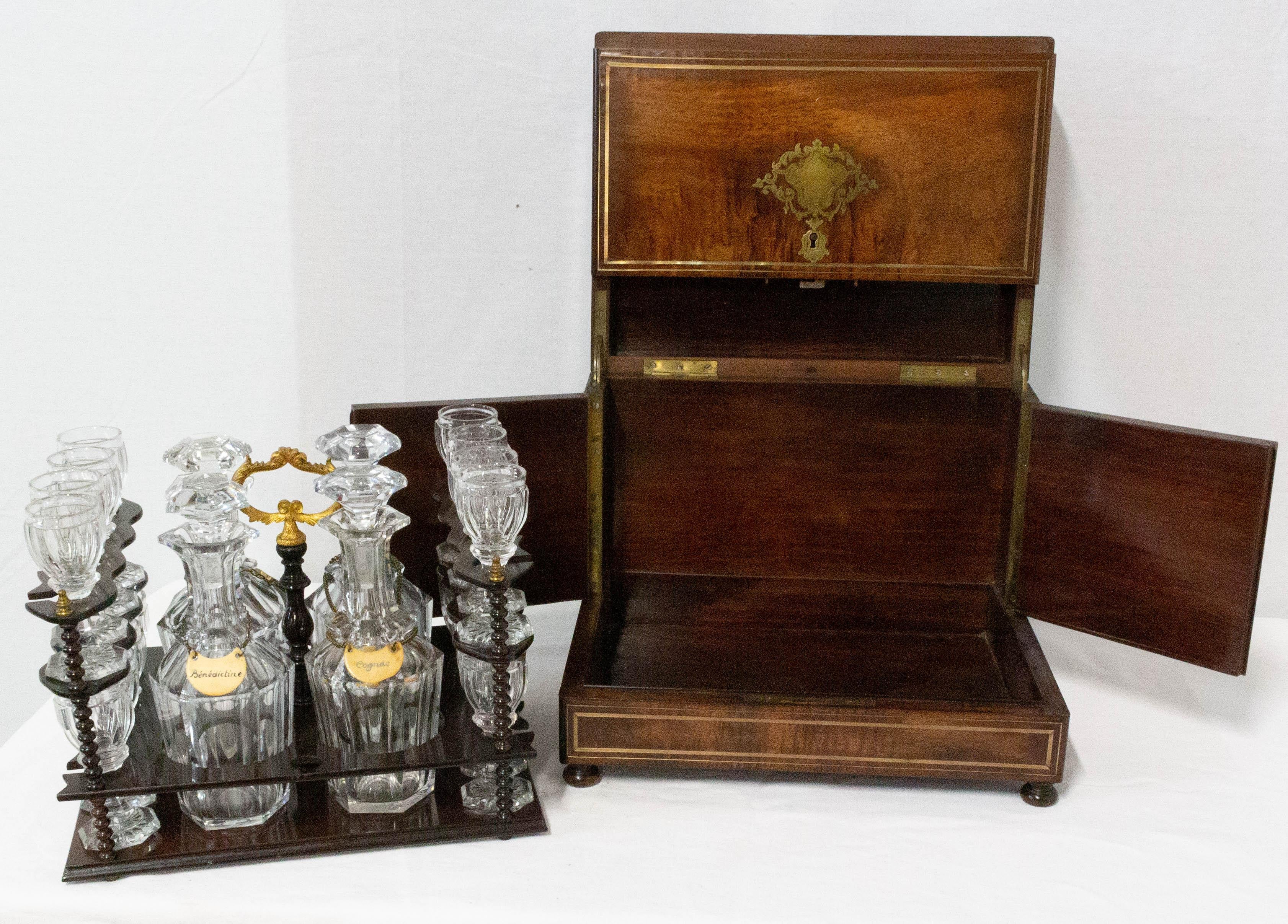 Napoleon III brass exotic woods box cave à liqueur.
Inside the box, a removable wood and brass container holds 16 crystal glasses (one glass is missed and replaced by different glass: see last photo) and four crystal carafes with cut-glass