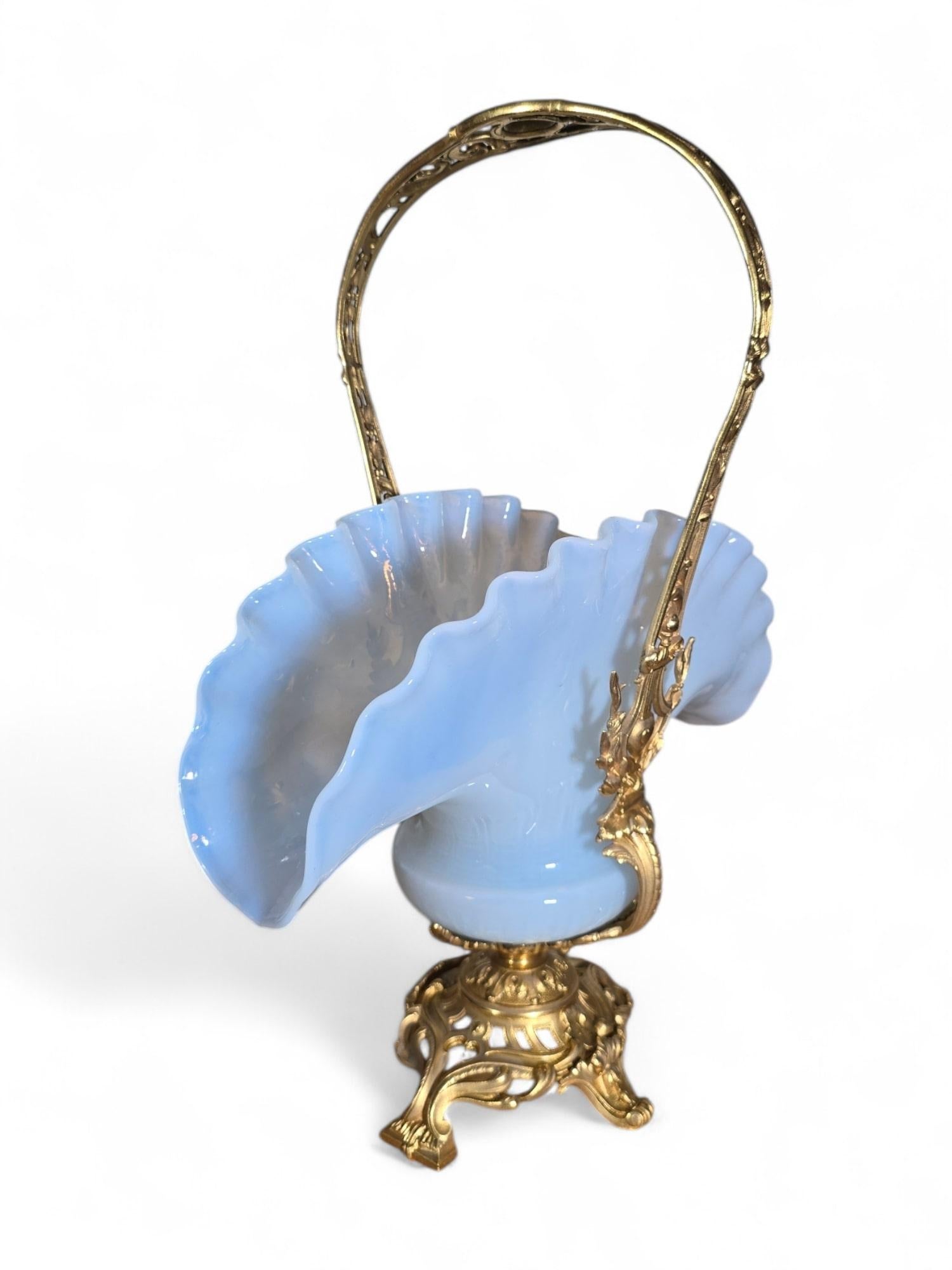 19th Century French Napoleon III Centerpiece in Gilt Bronze and Opaline Glass For Sale 7
