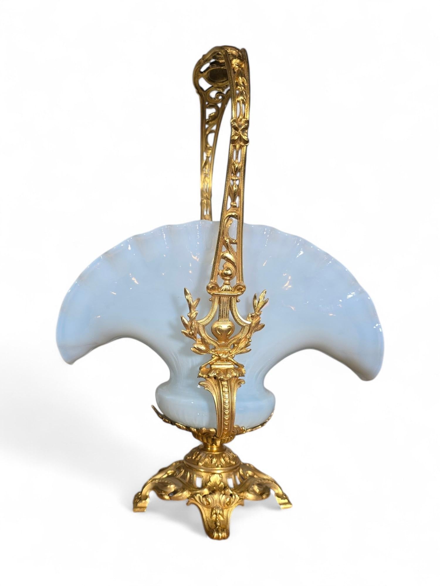19th Century French Napoleon III Centerpiece in Gilt Bronze and Opaline Glass For Sale 9
