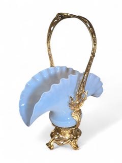 Centre de table Napoléon III du XIXe siècle en bronze doré et verre opalin