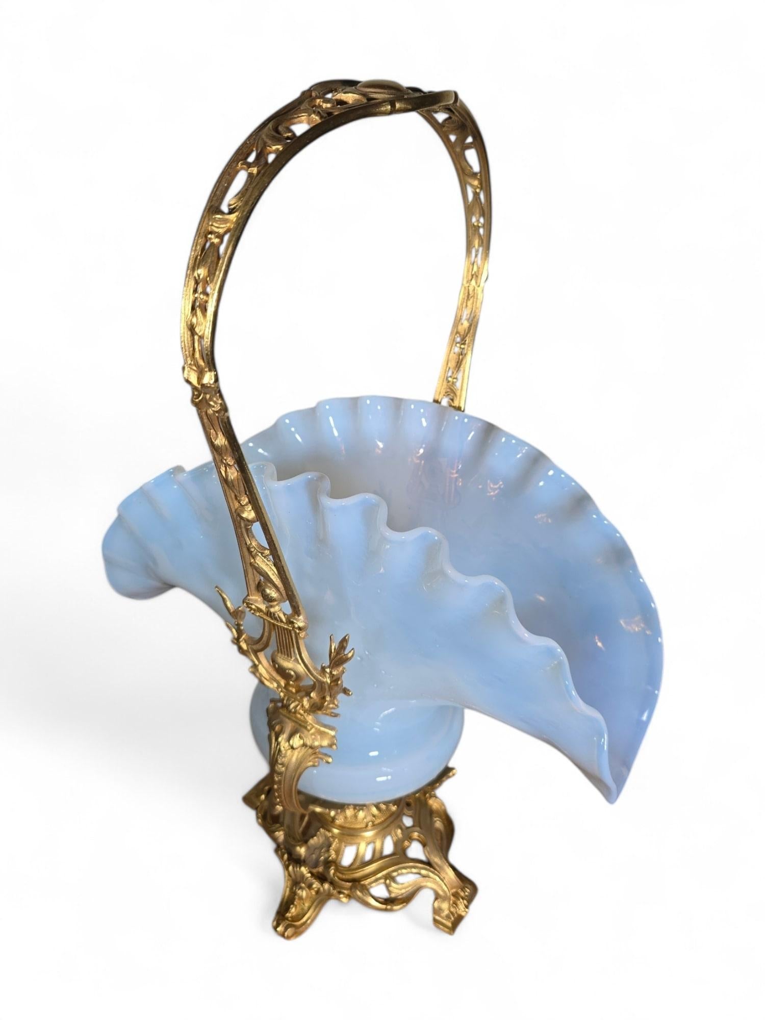 19th Century French Napoleon III Centerpiece in Gilt Bronze and Opaline Glass In Good Condition For Sale In Madrid, ES