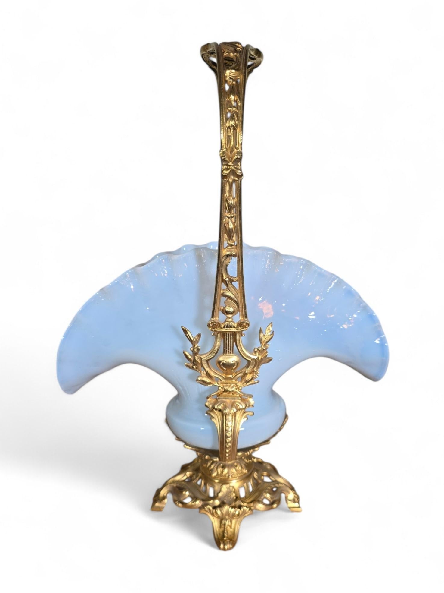 Mid-19th Century 19th Century French Napoleon III Centerpiece in Gilt Bronze and Opaline Glass For Sale