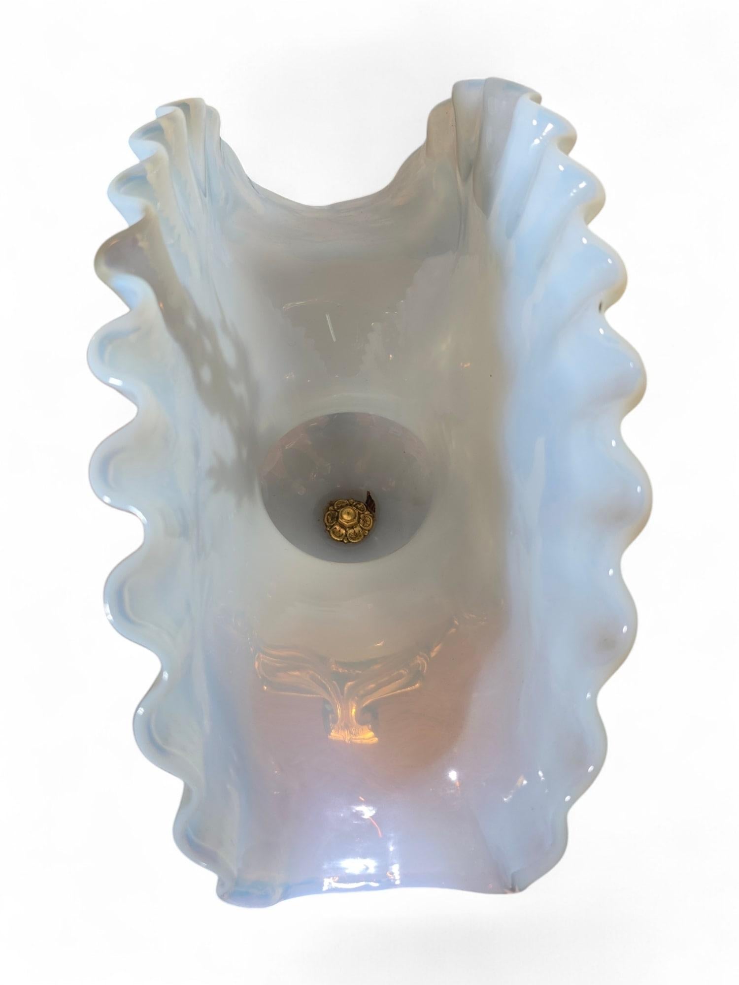 19th Century French Napoleon III Centerpiece in Gilt Bronze and Opaline Glass For Sale 1