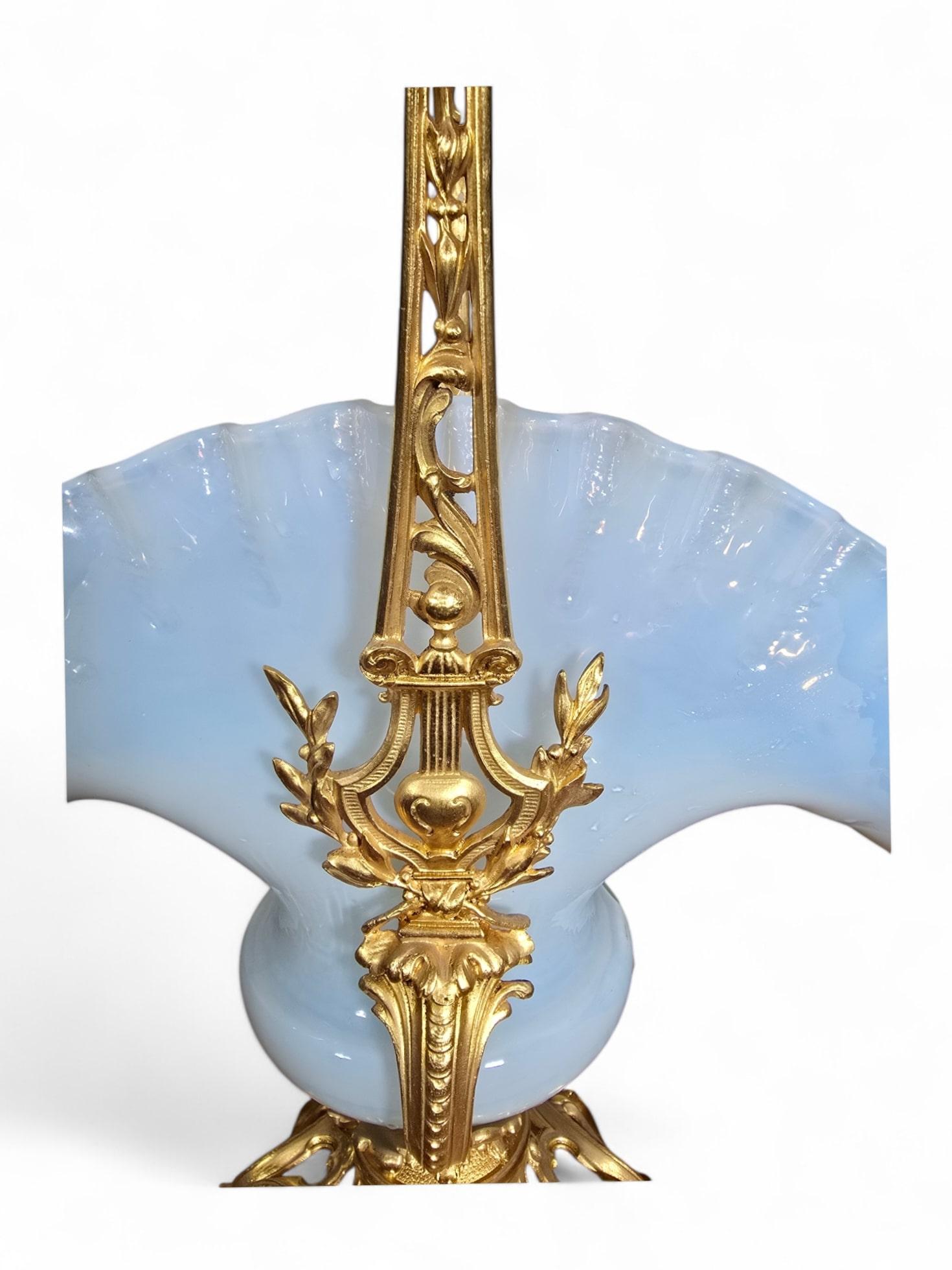 19th Century French Napoleon III Centerpiece in Gilt Bronze and Opaline Glass For Sale 2
