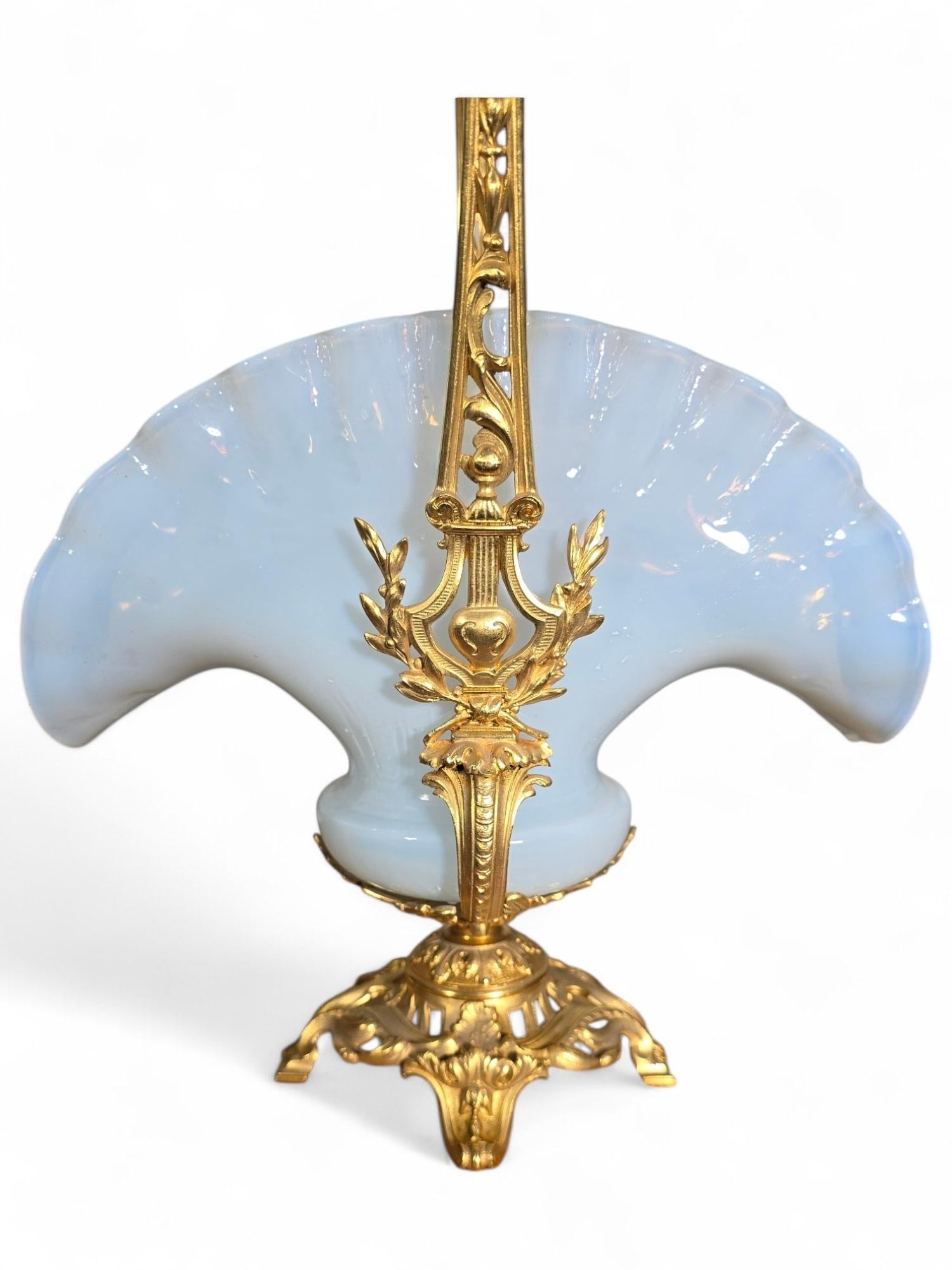 19th Century French Napoleon III Centerpiece in Gilt Bronze and Opaline Glass For Sale 3