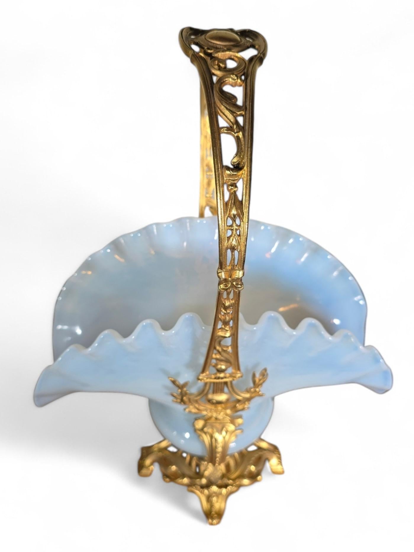 19th Century French Napoleon III Centerpiece in Gilt Bronze and Opaline Glass For Sale 4