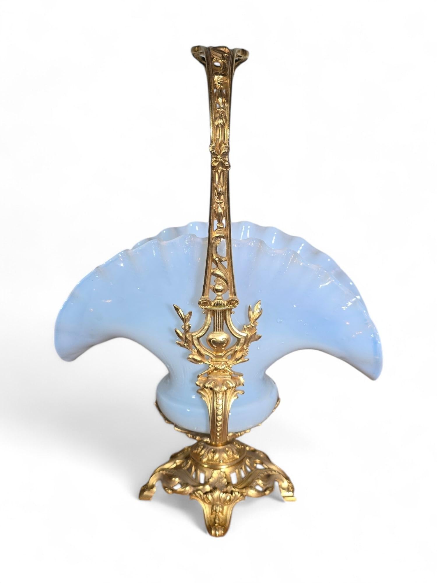 19th Century French Napoleon III Centerpiece in Gilt Bronze and Opaline Glass For Sale 5