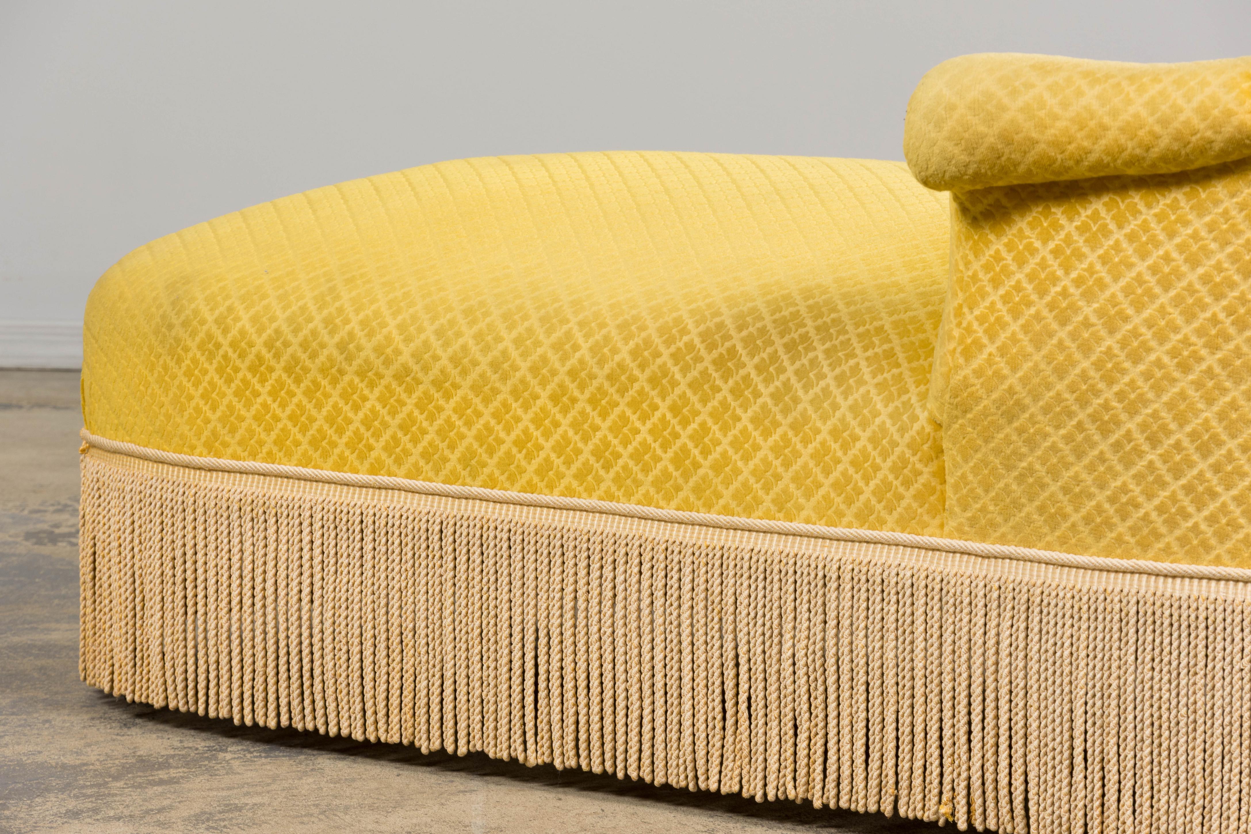 Chaise longue Napoléon III en velours jaune d'or du XIXe siècle en vente 8