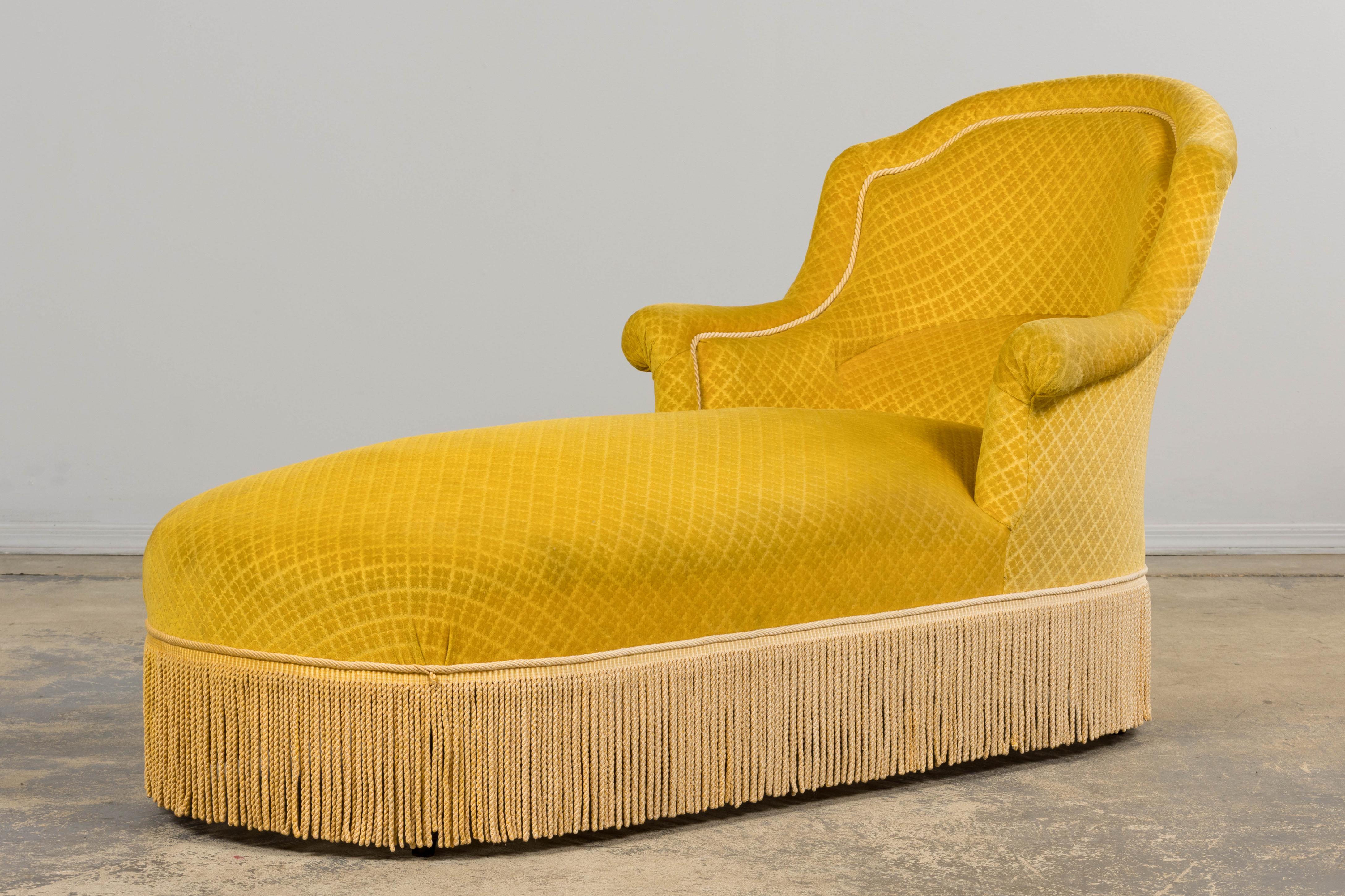Chaise longue Napoléon III en velours jaune d'or du XIXe siècle en vente 9