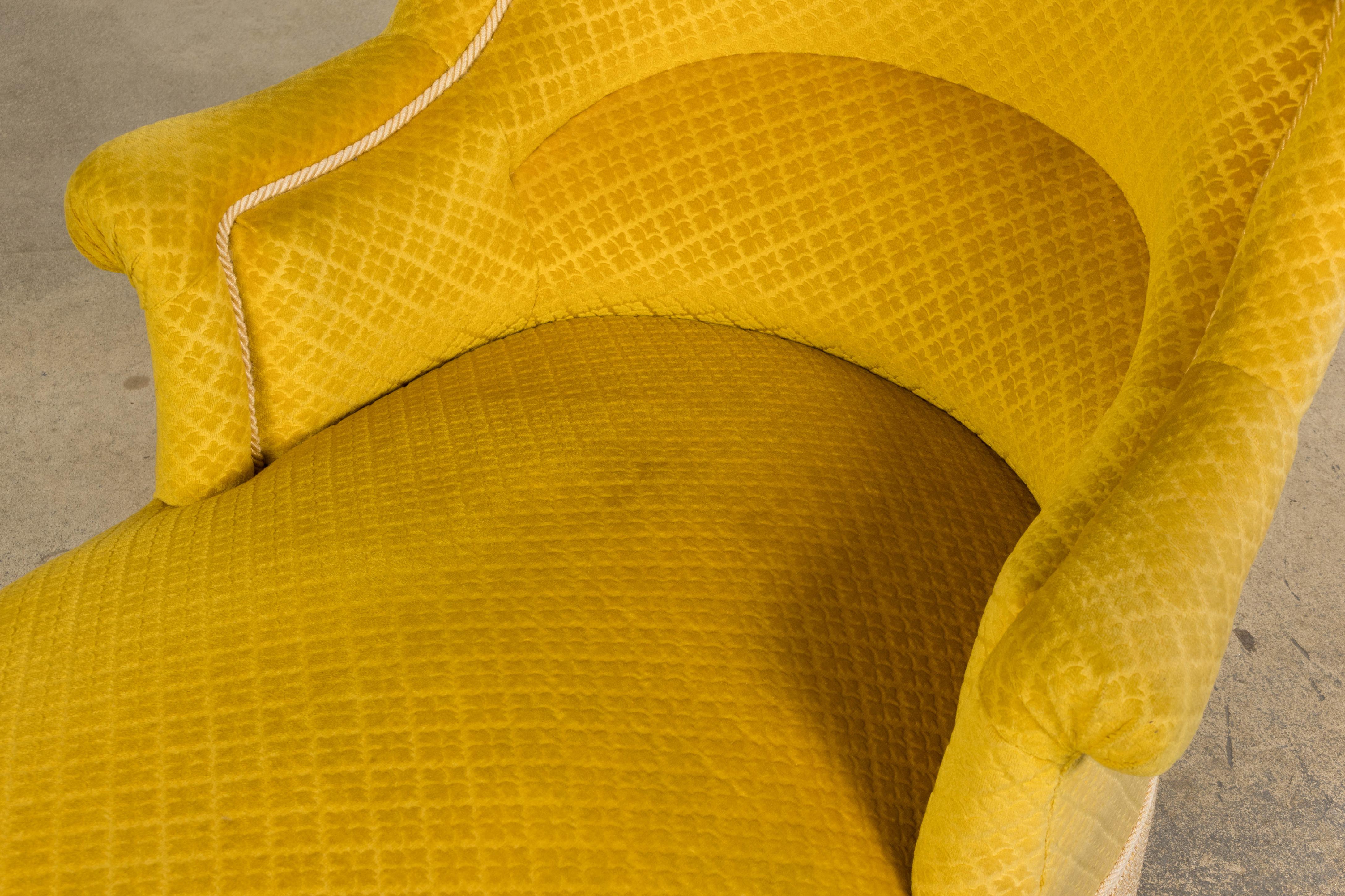 Chaise longue Napoléon III en velours jaune d'or du XIXe siècle en vente 11