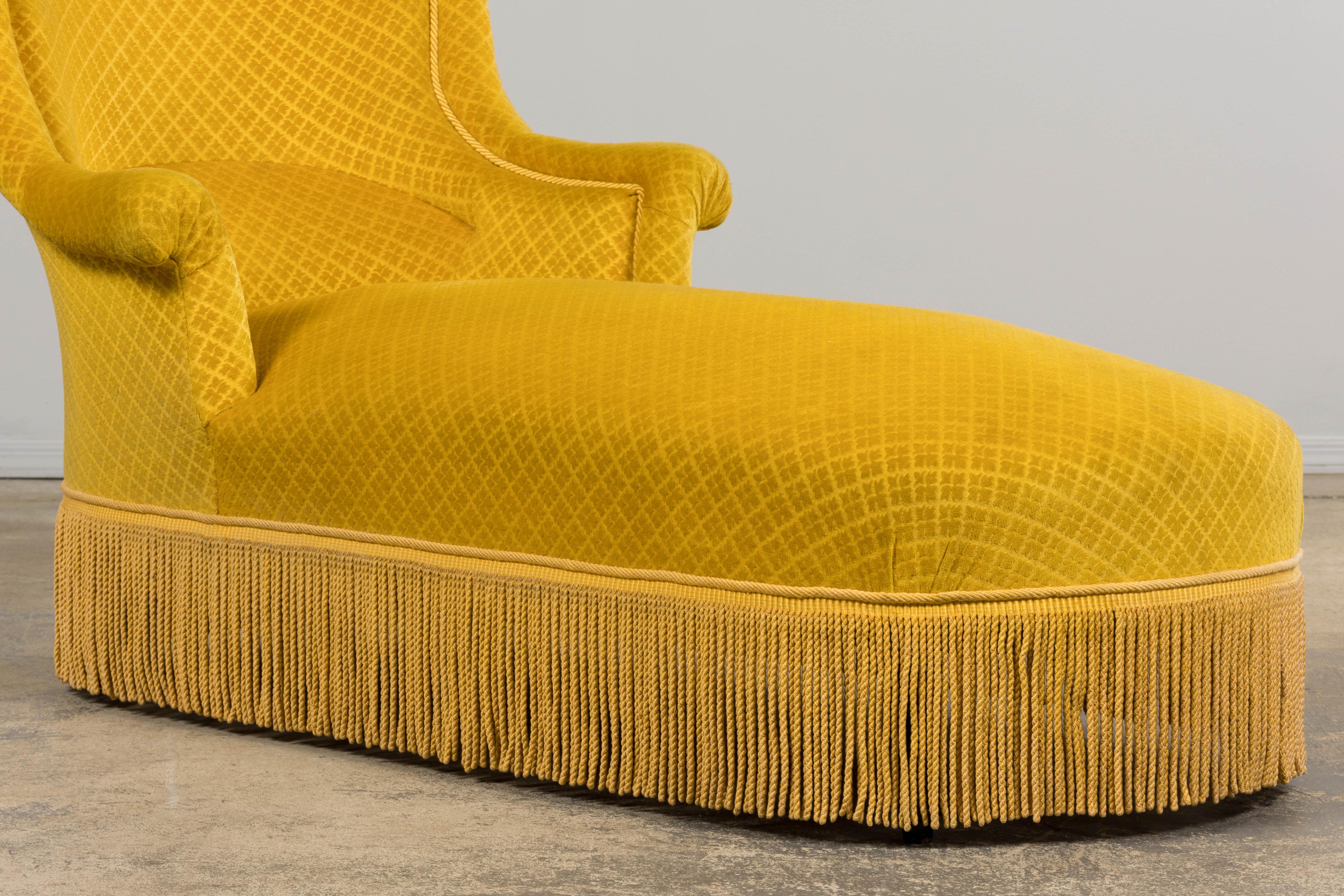 Français Chaise longue Napoléon III en velours jaune d'or du XIXe siècle en vente
