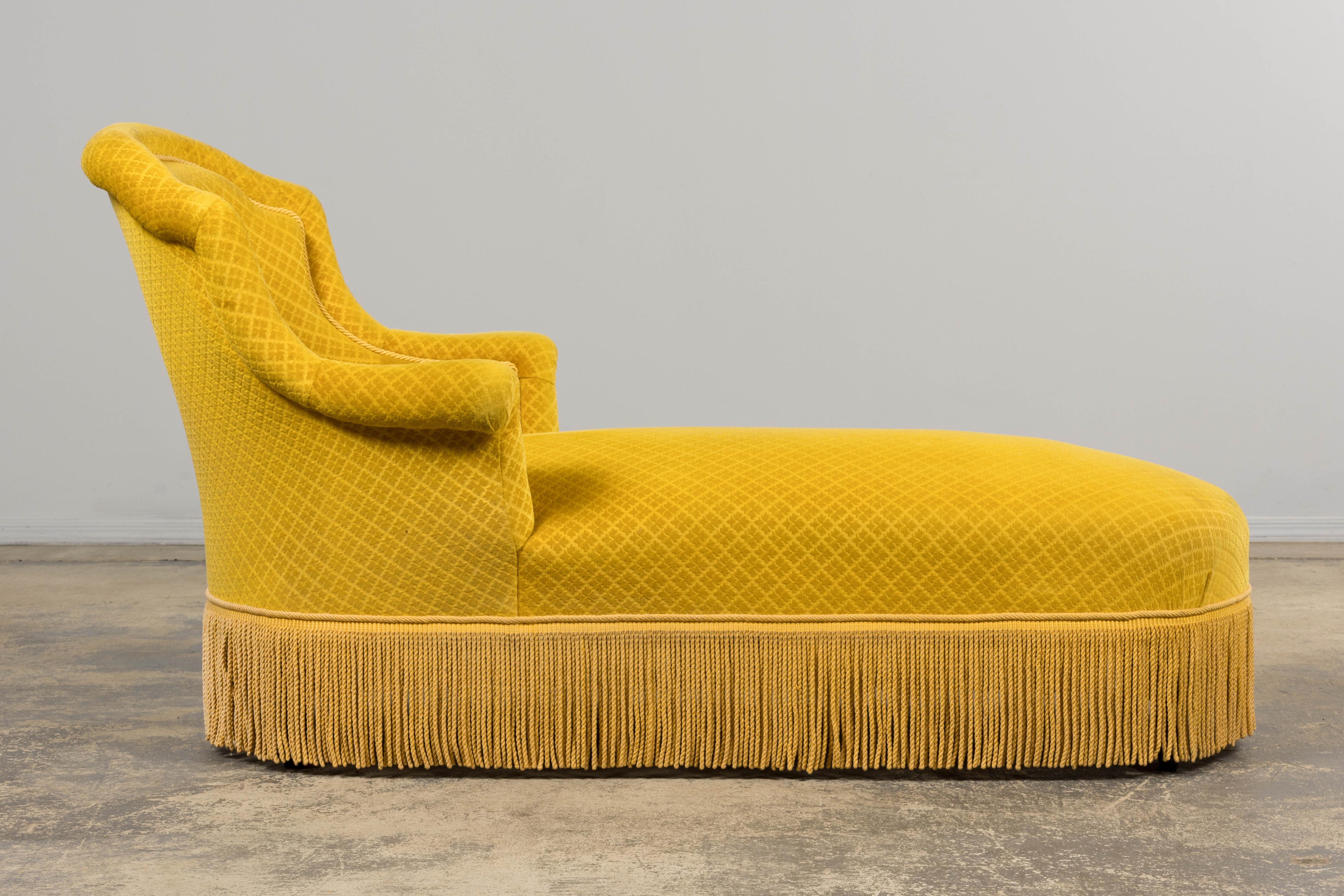 Chaise longue Napoléon III en velours jaune d'or du XIXe siècle Bon état - En vente à Astoria, NY