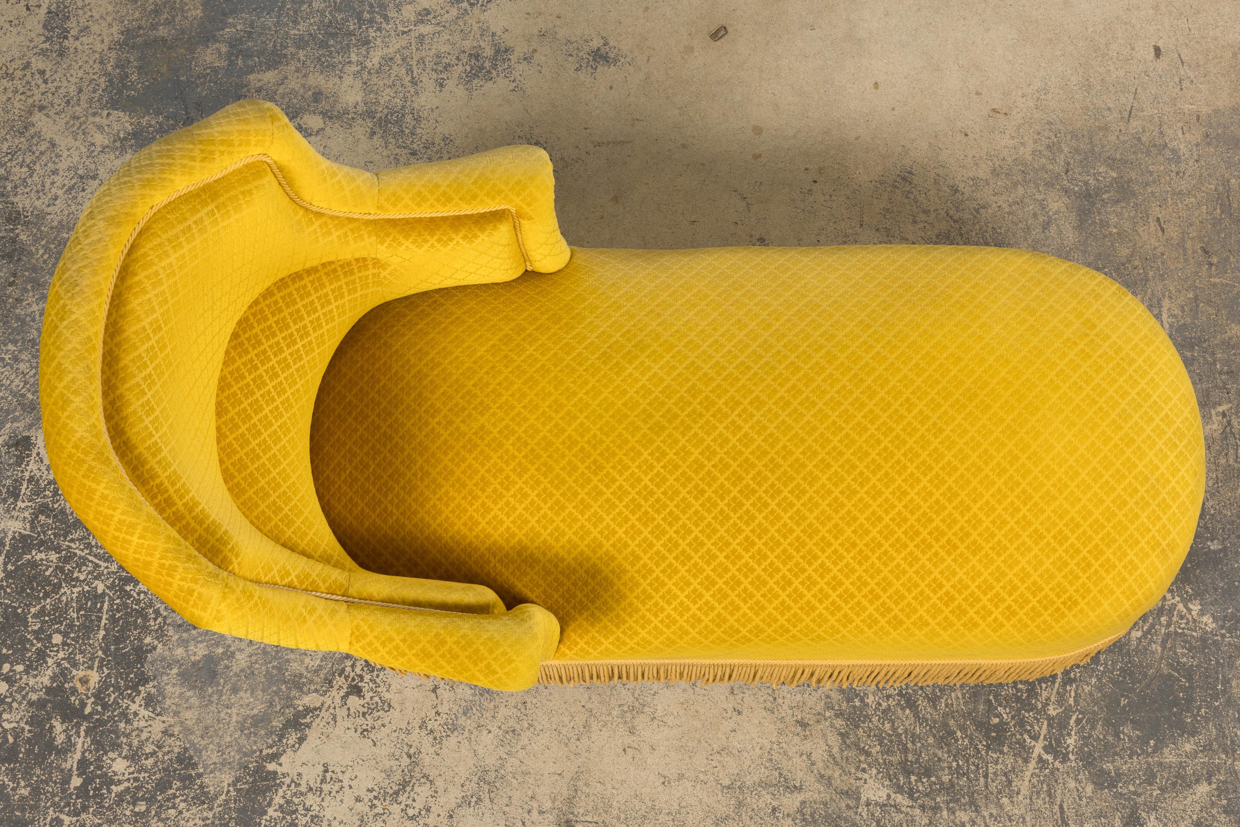 Velours Chaise longue Napoléon III en velours jaune d'or du XIXe siècle en vente