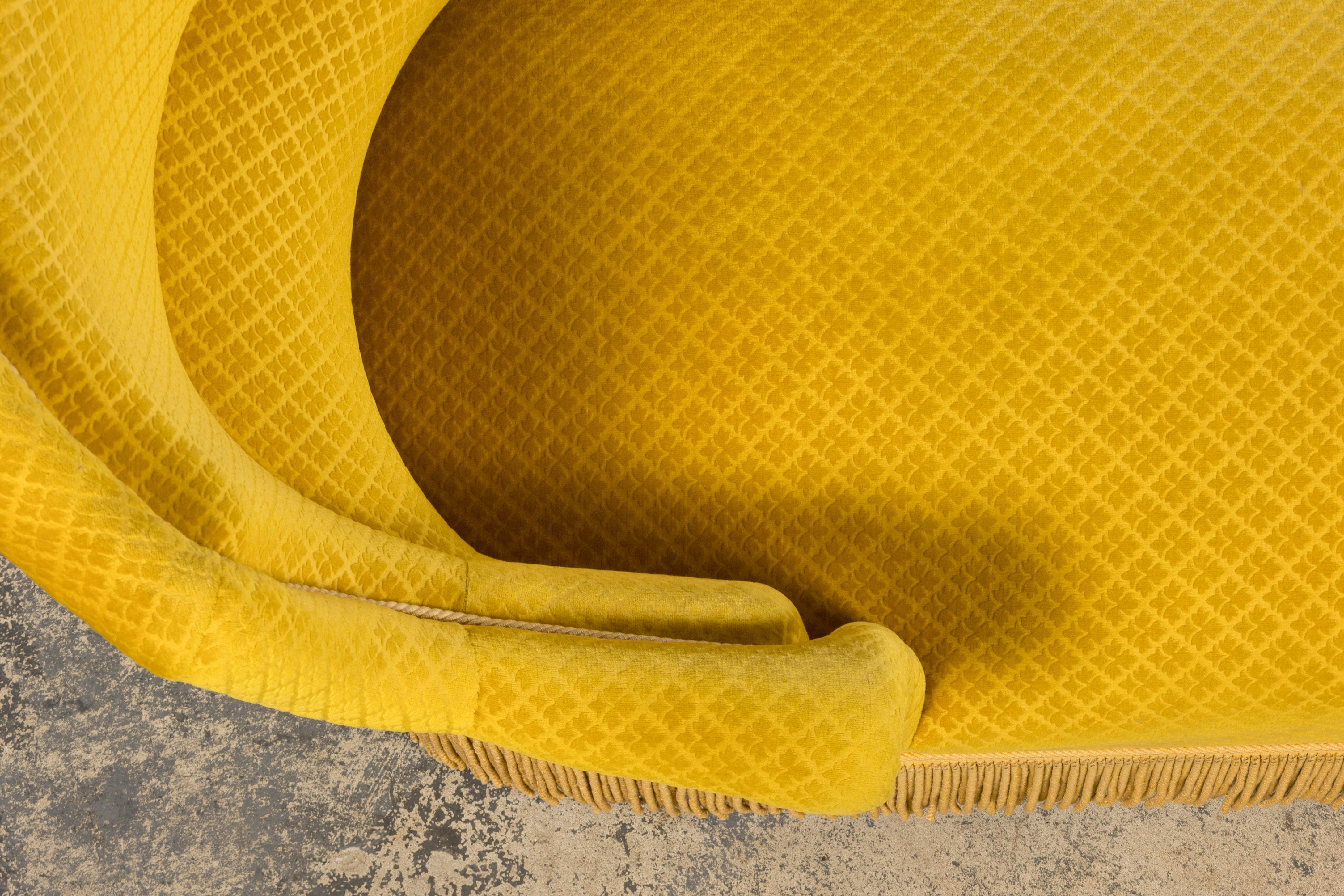 Chaise longue Napoléon III en velours jaune d'or du XIXe siècle en vente 1