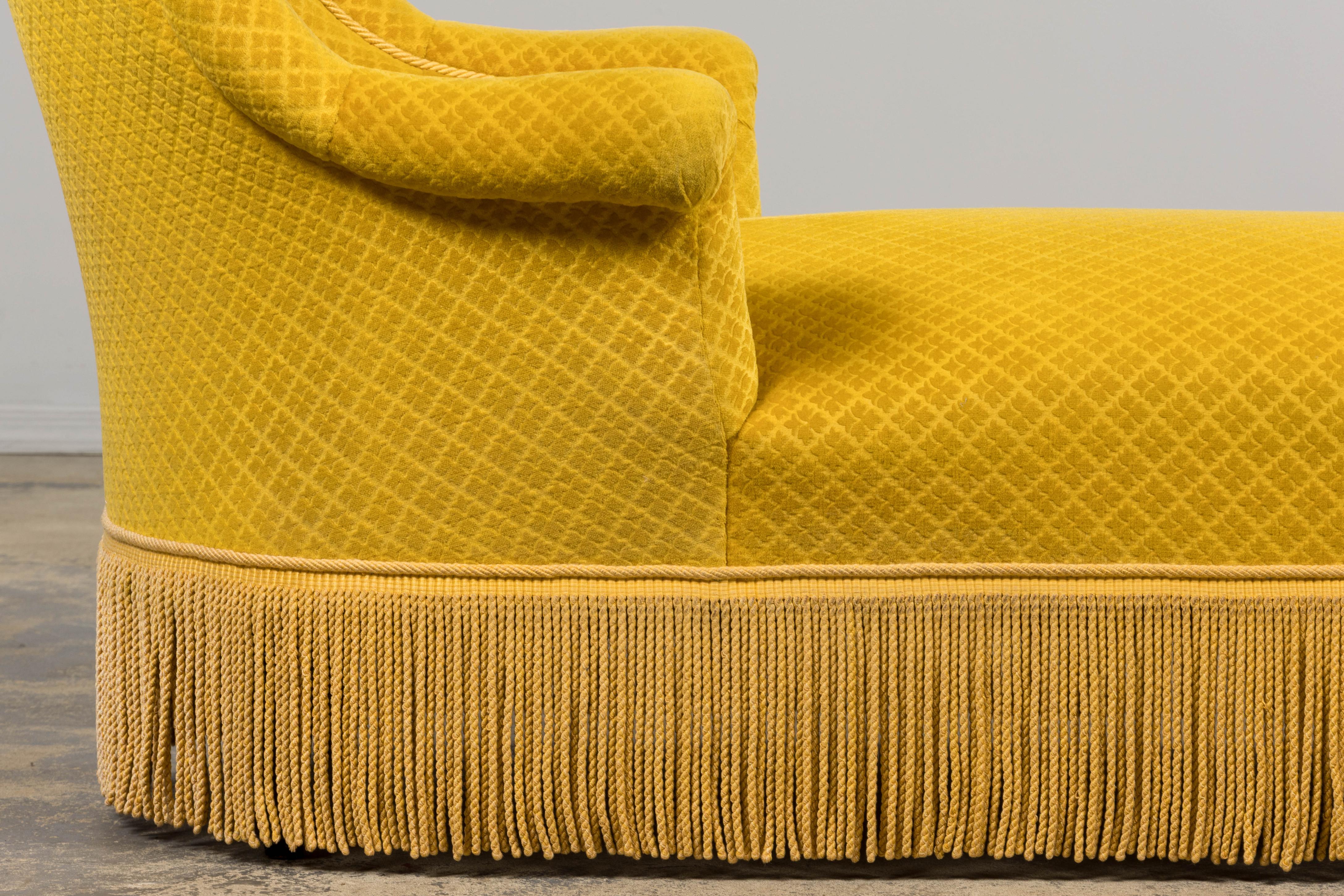 Chaise longue Napoléon III en velours jaune d'or du XIXe siècle en vente 2