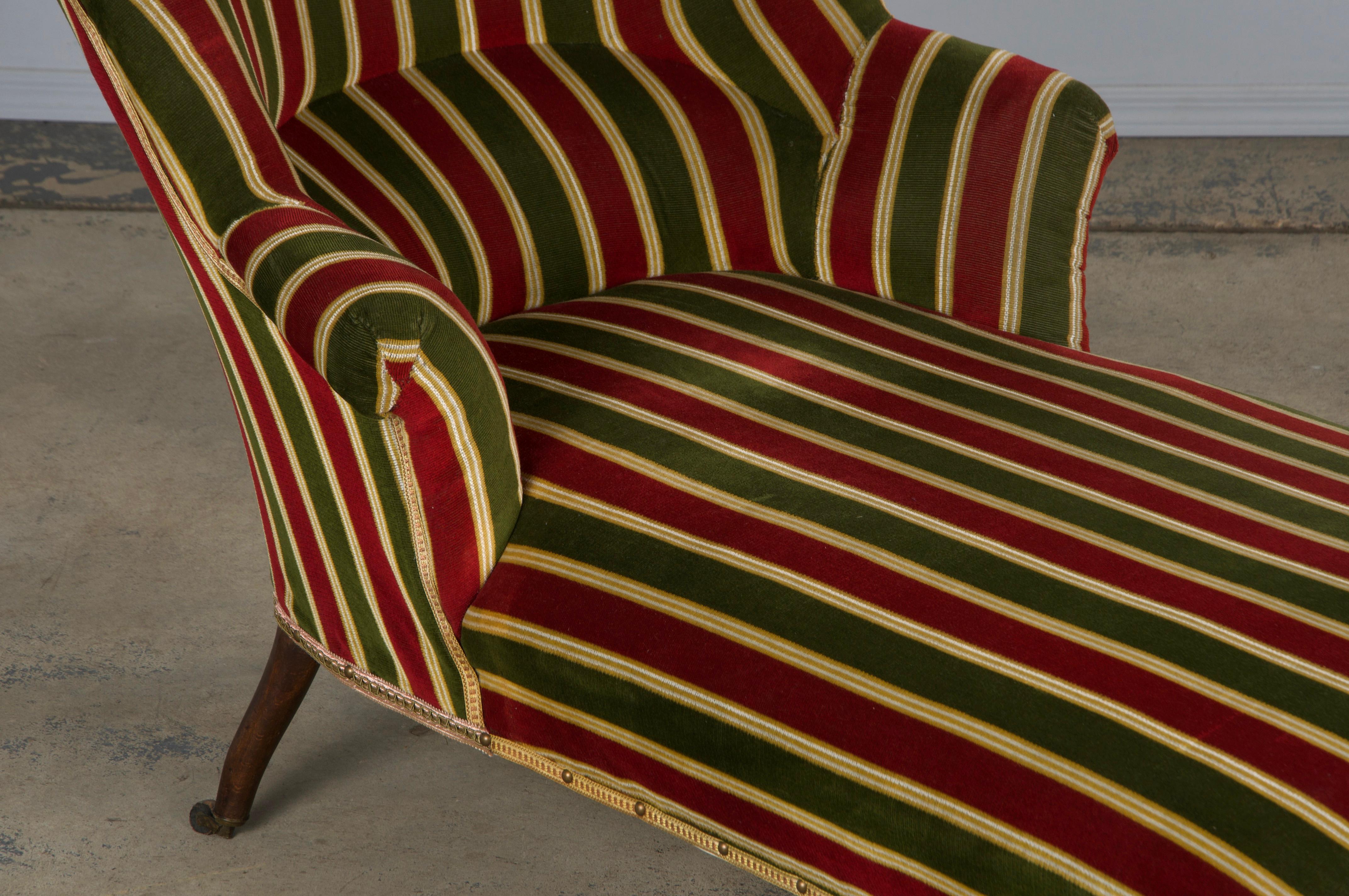 Hand-Carved 19th Century French Napoleon III Chaise Lounge in Striped Velvet For Sale