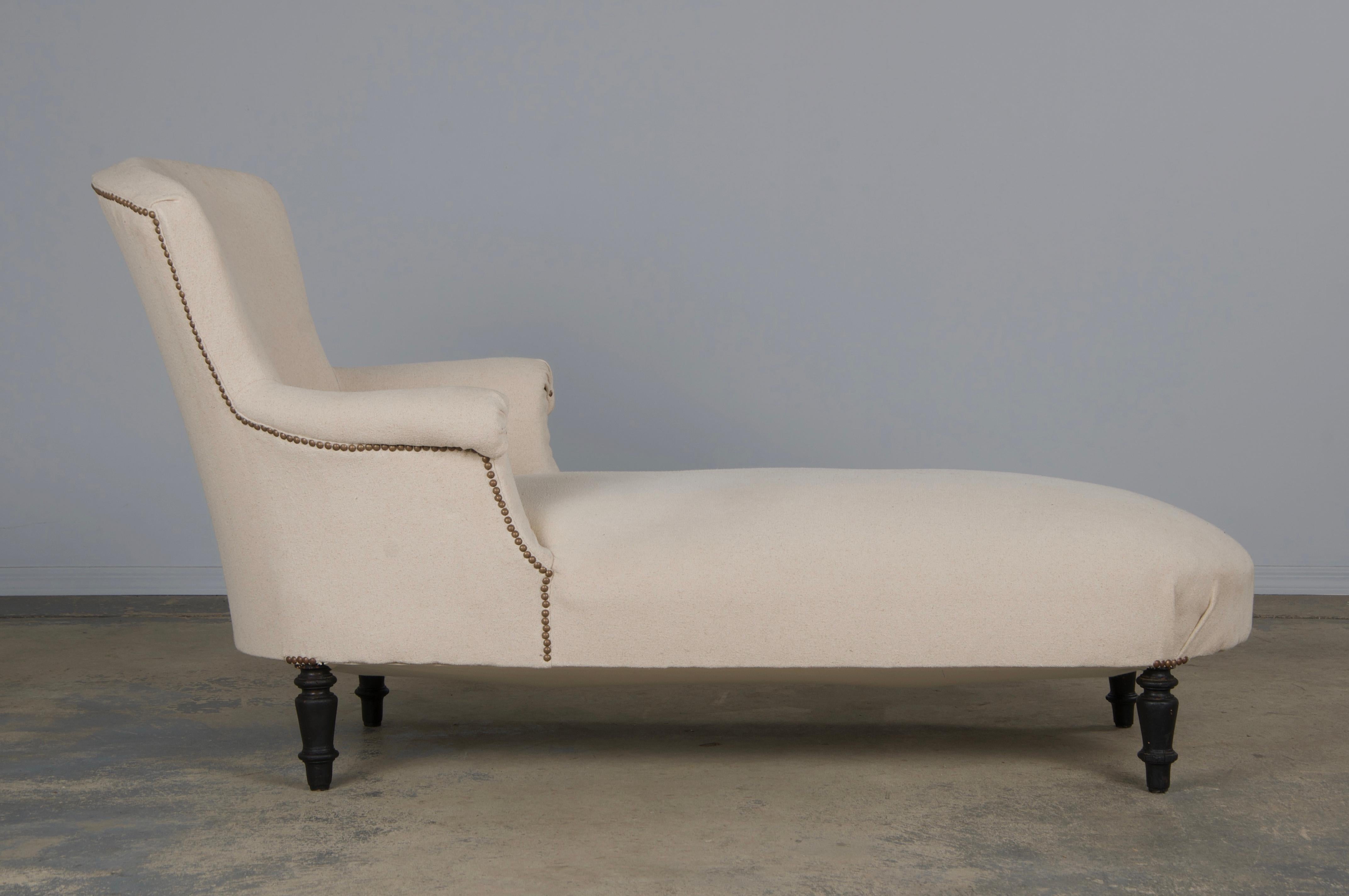 Hand-Carved 19th Century French Napoleon III Chaise Lounge W/ Off-White Fabric For Sale