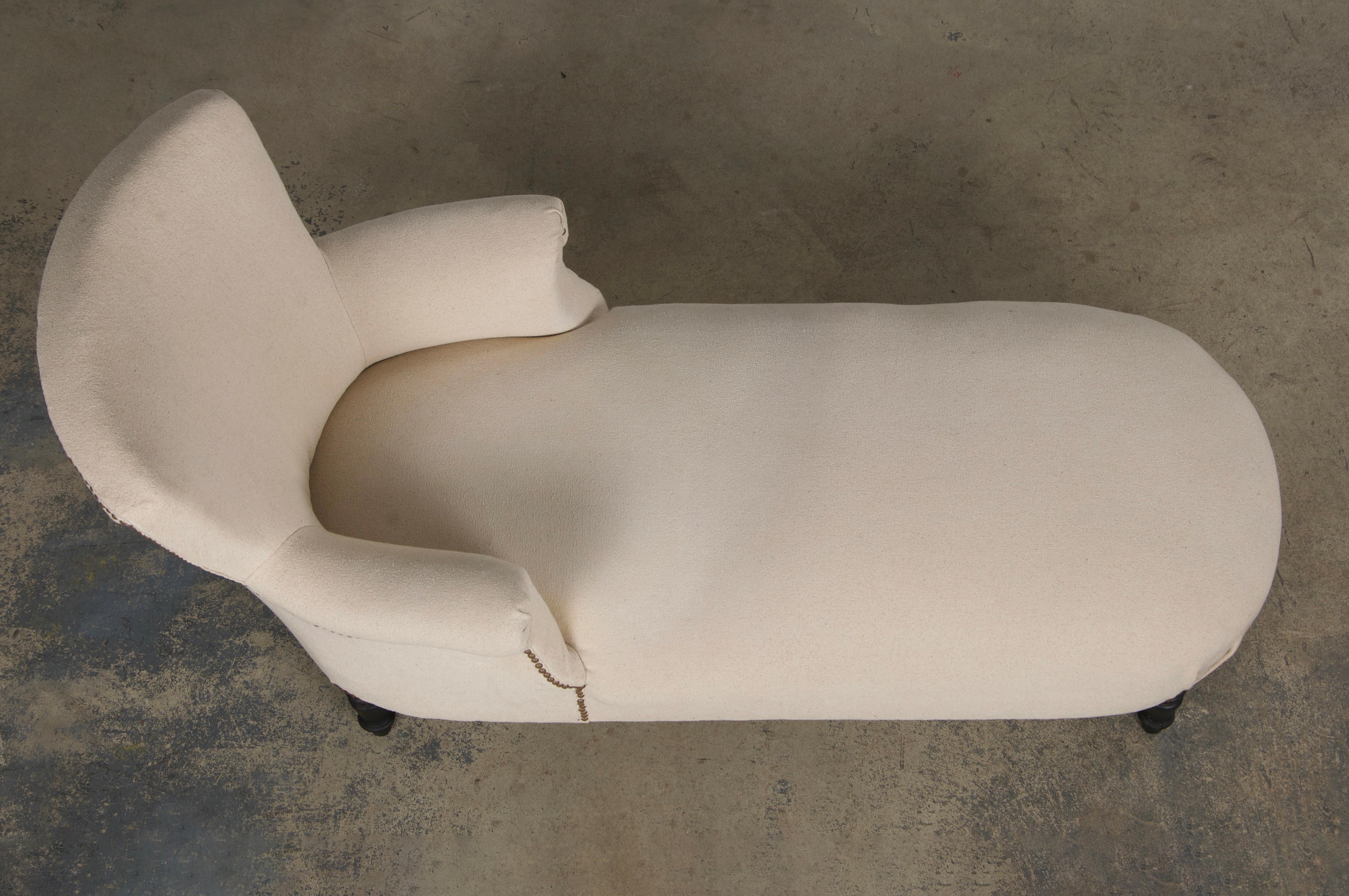 19th Century French Napoleon III Chaise Lounge W/ Off-White Fabric In Good Condition For Sale In Astoria, NY