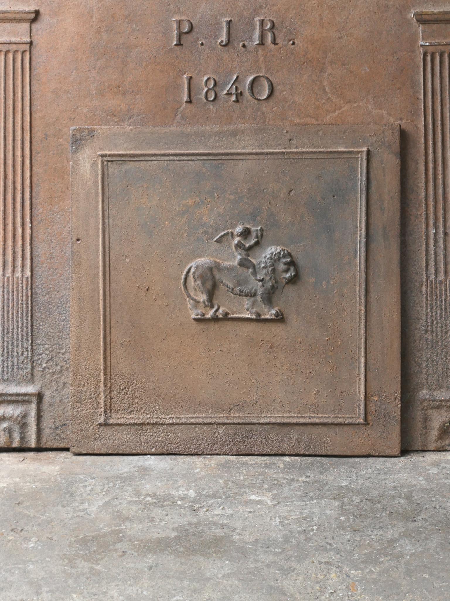 Plaque de cheminée française Napoléon III du 19e siècle avec un cupidon chevauchant un lion. La plaque de cheminée présente une patine naturelle brune. Sur demande, il peut être de couleur noire.

Nous disposons d'une collection unique et