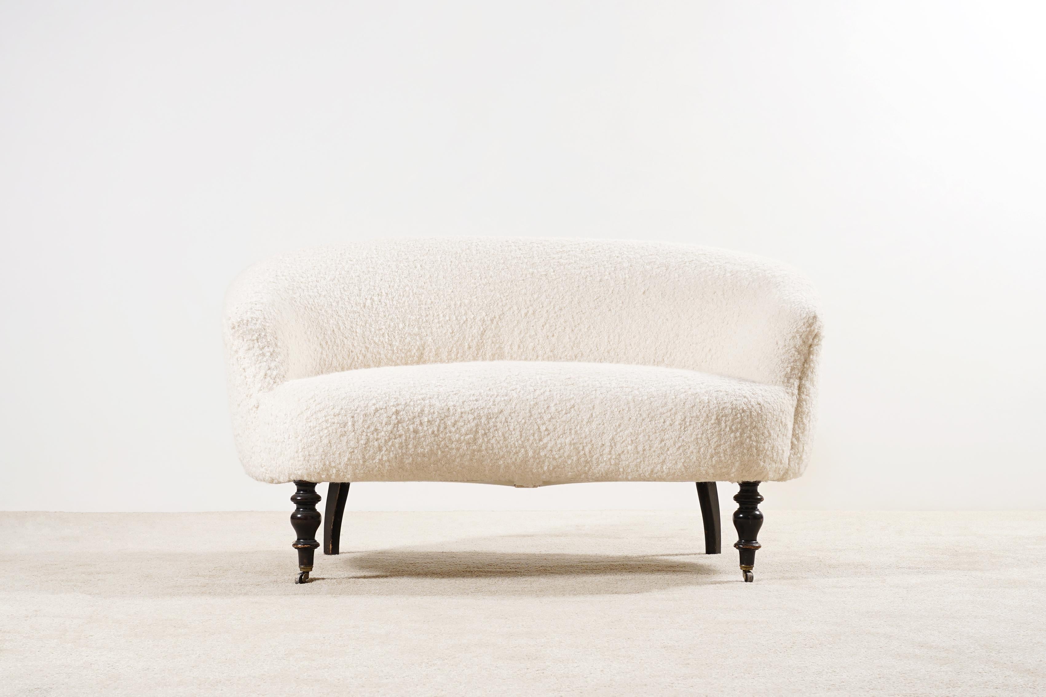 Zweisitziges geschwungenes Sofa aus dem späten 19. Jahrhundert.
Wunderschöne Form und Kurven. Sehr bequemer Sitz.
Die Vorderbeine stehen auf Messingrollen.

Dieses Sofa wurde vollständig restauriert und von den besten französischen Handwerkern auf
