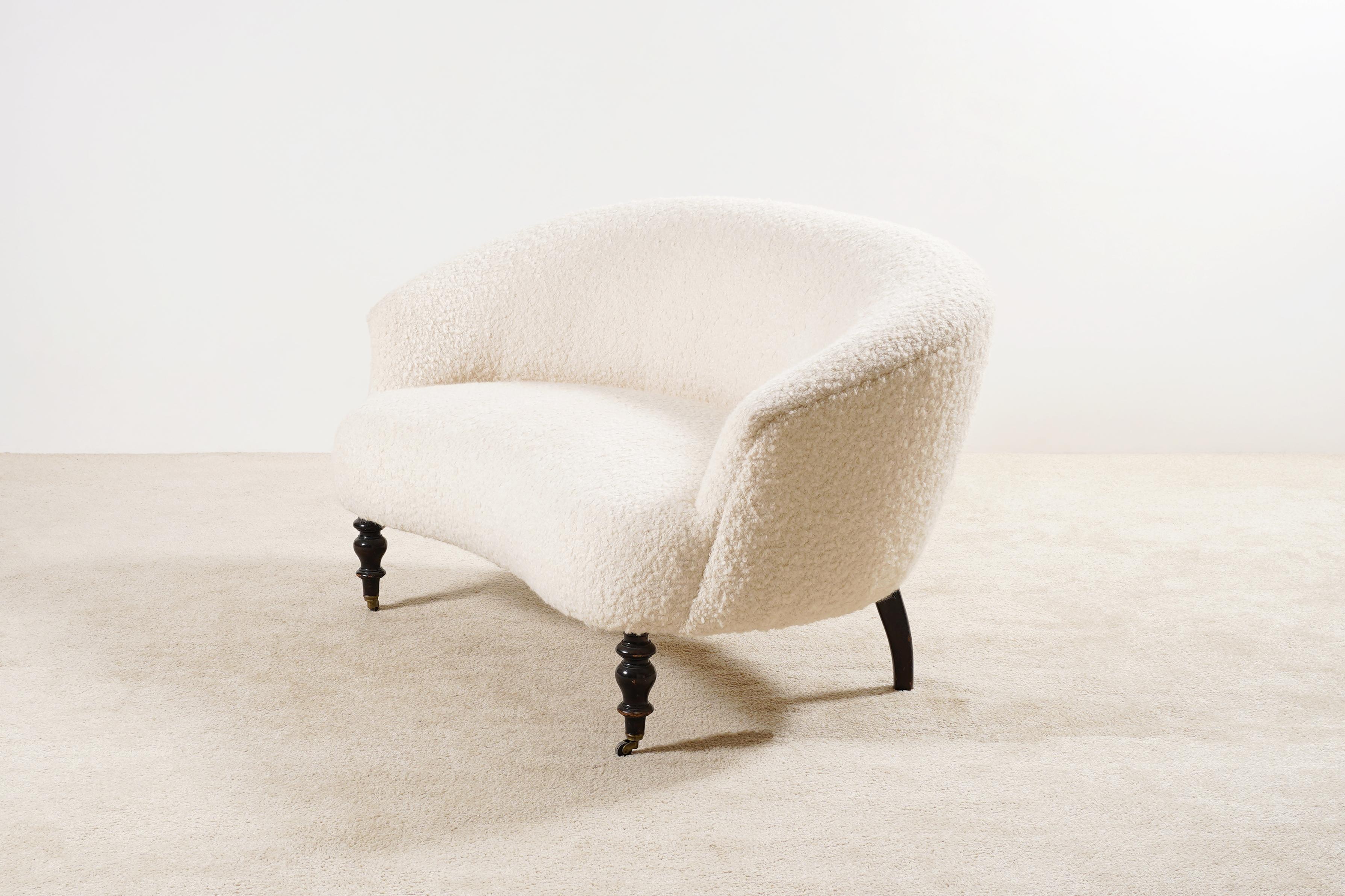 19. Jahrhundert Französisch Napoleon III geschwungenes Sofa, neu gepolstert Bouclé-Stoff (Napoleon III.) im Angebot